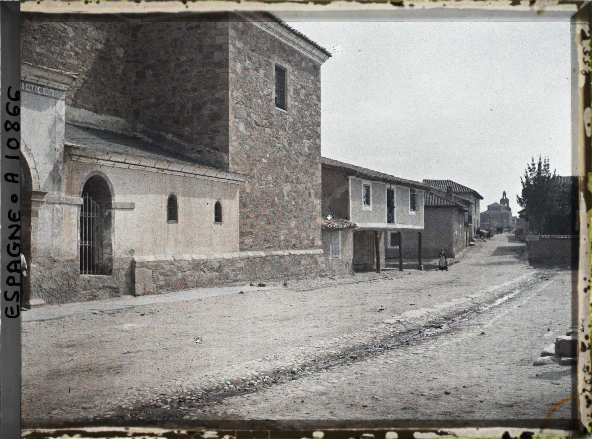 Image représentant Espagne, D'Astorga à Leon, L'Eglise de l'Hospital au 1er plan à g. le Pont et l'Eglise de Puente de Orbigo dans le fond.