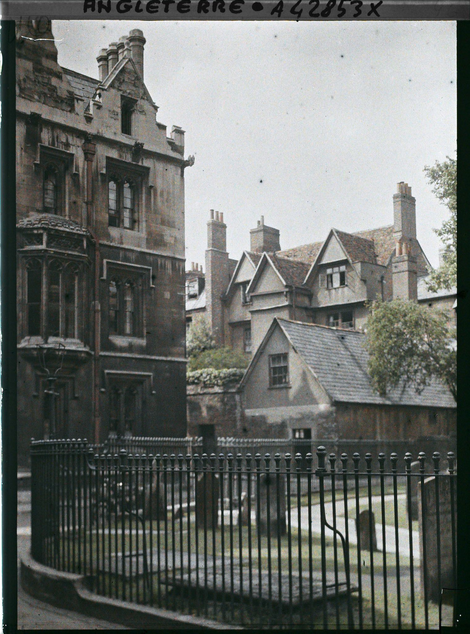 Image représentant Une partie de Pembroke College près du cimetière de l'église St Aldates