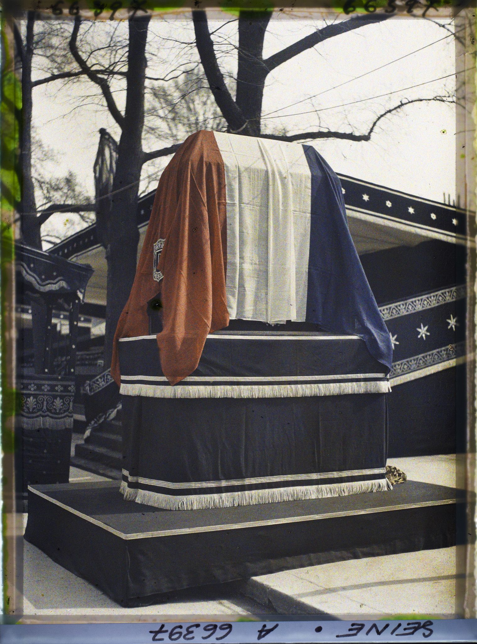 Image représentant Les funérailles d'Aristide Briand, le catafalque devant le ministère des Affaires Étrangères