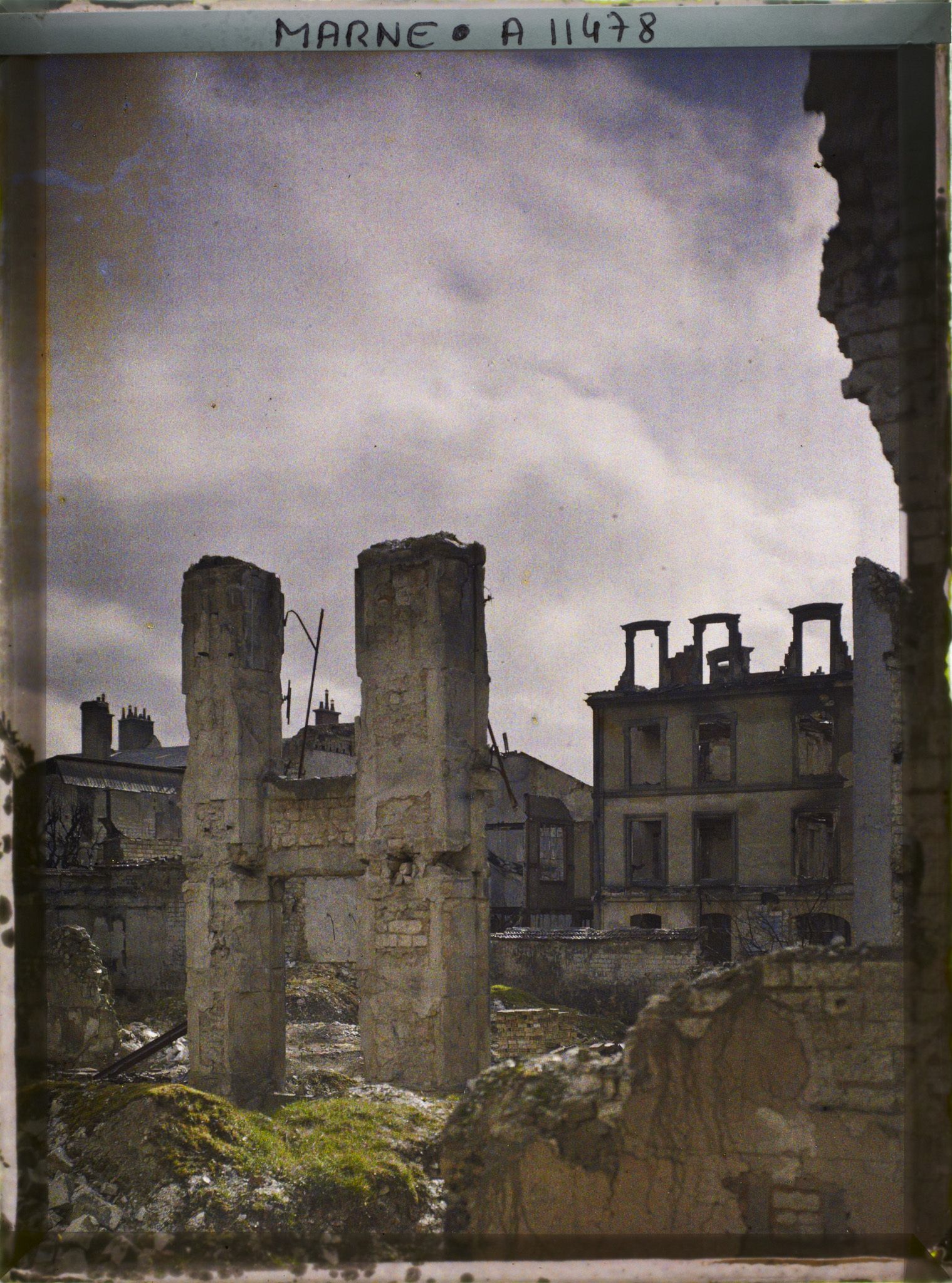 Image représentant Ruines en contre jour, rue de l'Isle