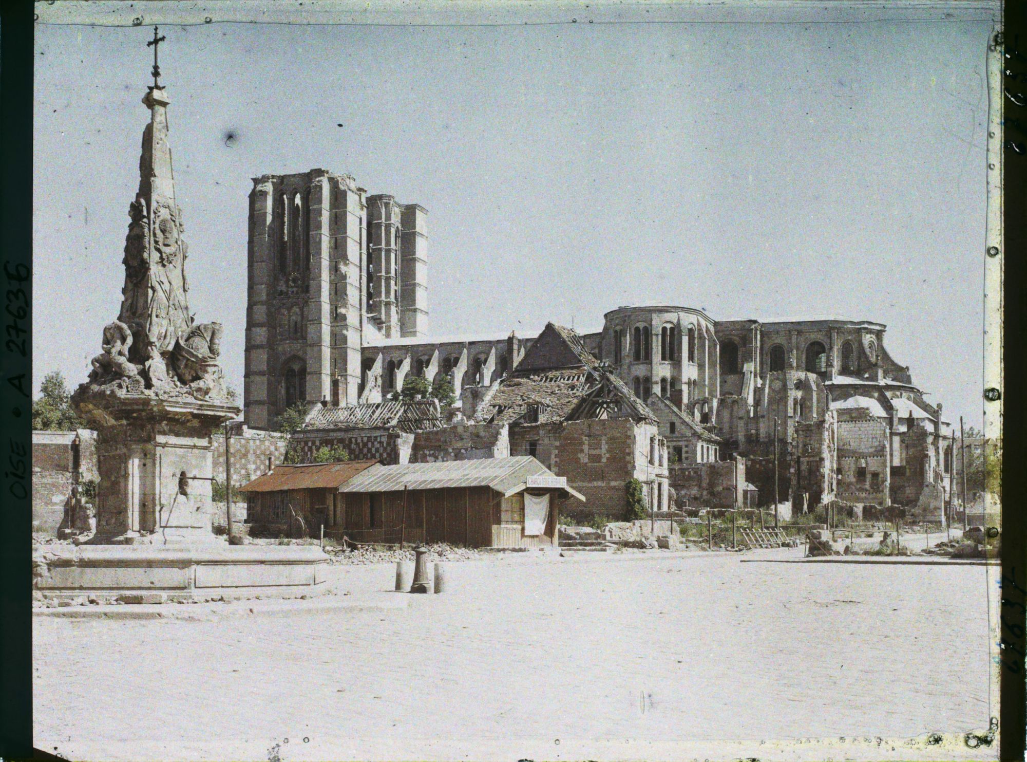 Image représentant France, Noyon, Place de l'Hôtel de Ville - Fontaine et Cathédrale