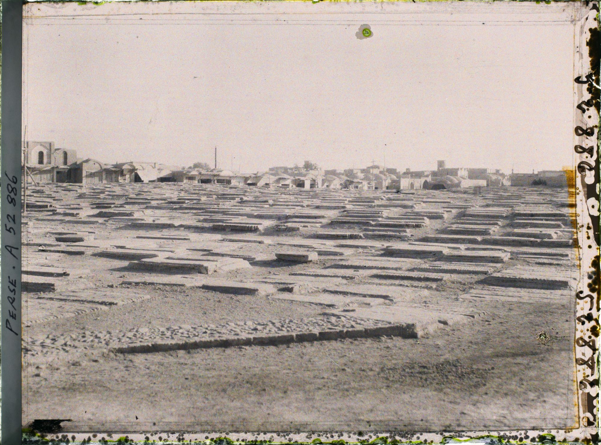 Image représentant Le cimetière, à côté du sanctuaire de Fatima Masoumeh