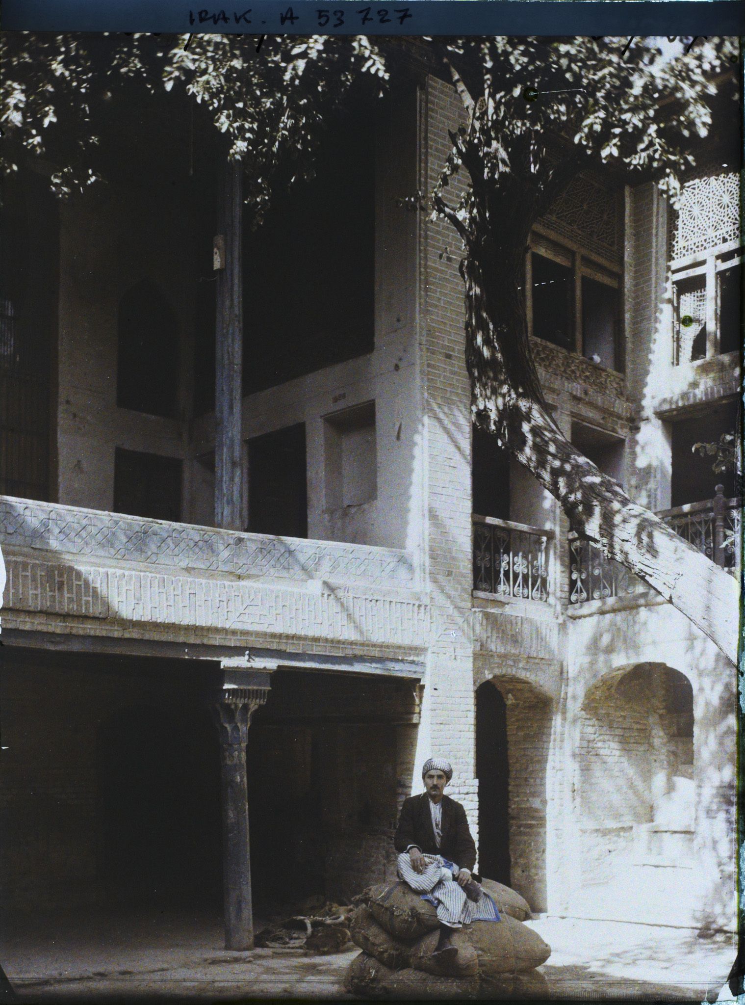 Image représentant La cour d'une vieille demeure