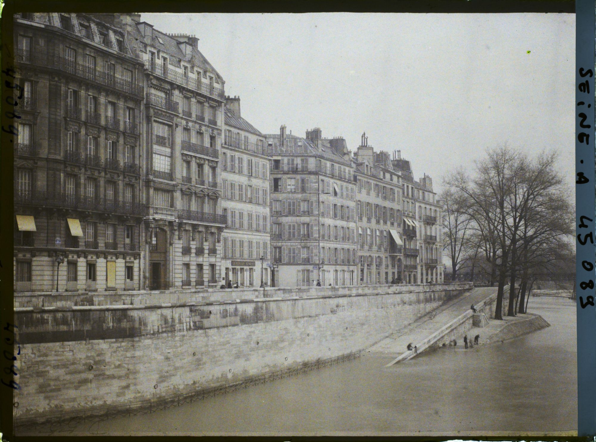 Image représentant Le quai d'Orléans depuis le pont Saint-Louis