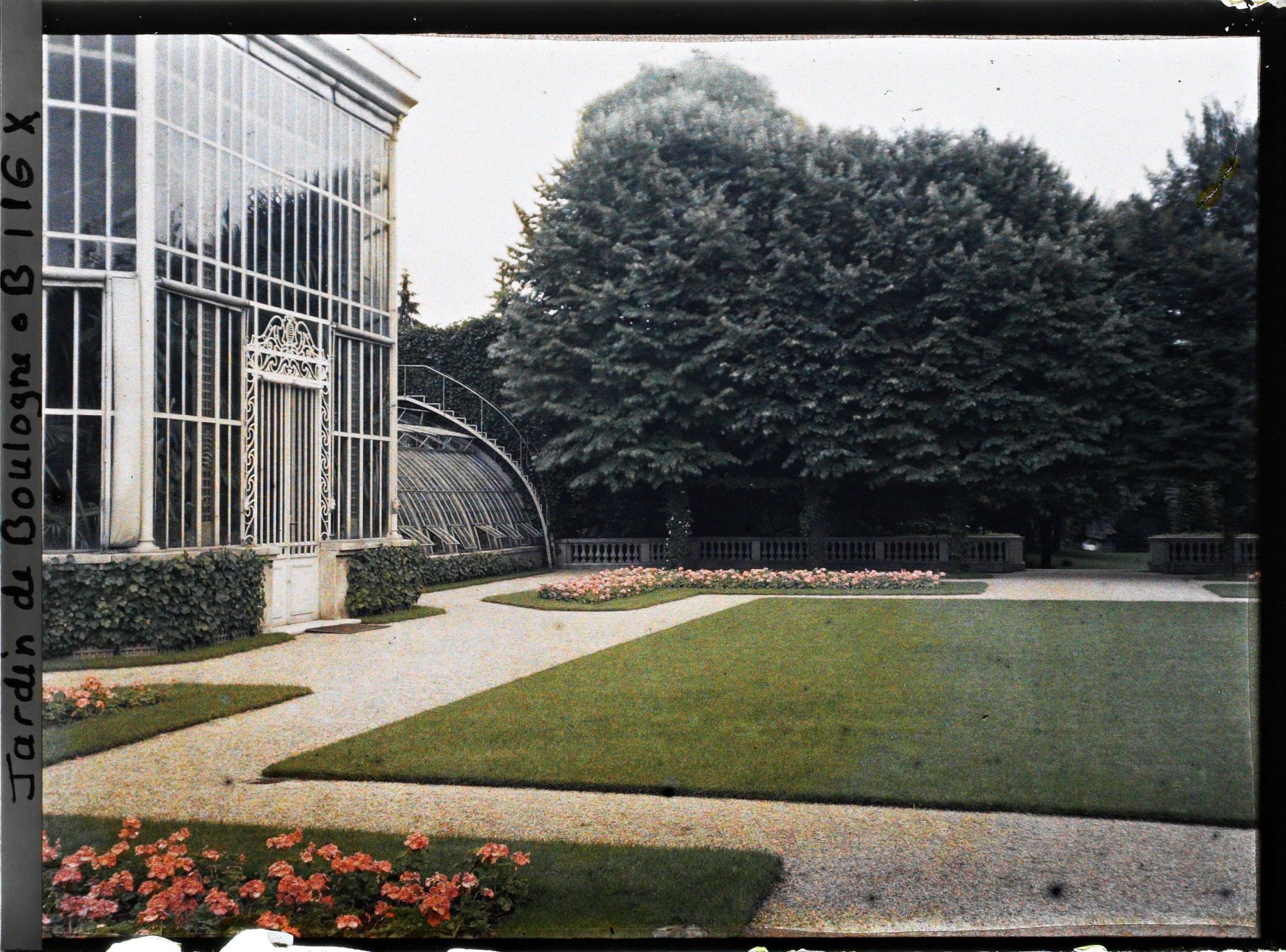 Image représentant Le jardin français et la serre, vus dans l'axe du verger-roseraie