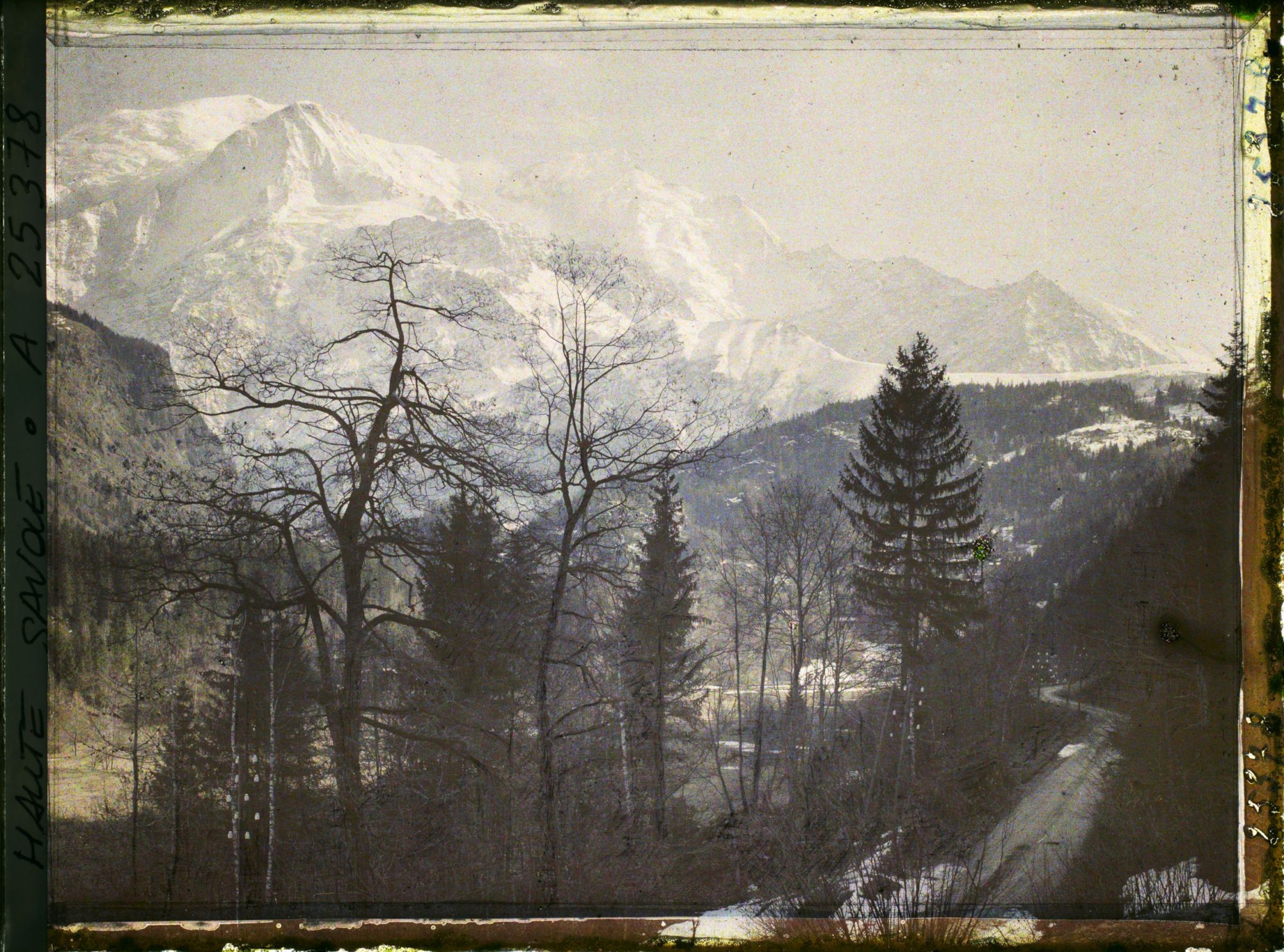 Image représentant France Les Alpes, Vallée de Chamonix ; La Chaîne du Mt Blanc Vue de Servoz