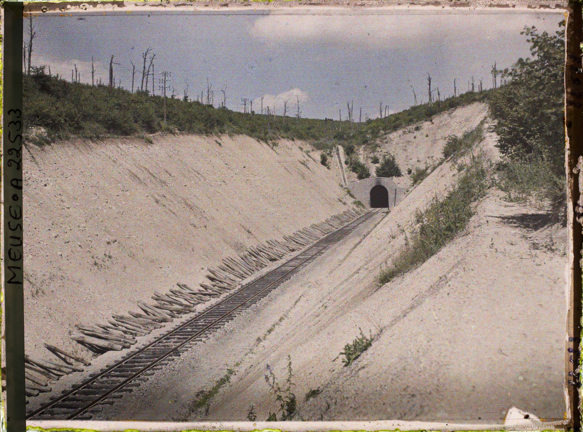 Image représentant France, Fort de Tavanne, La ligne avant son entrée dans le Tunnel (entrée Sud)