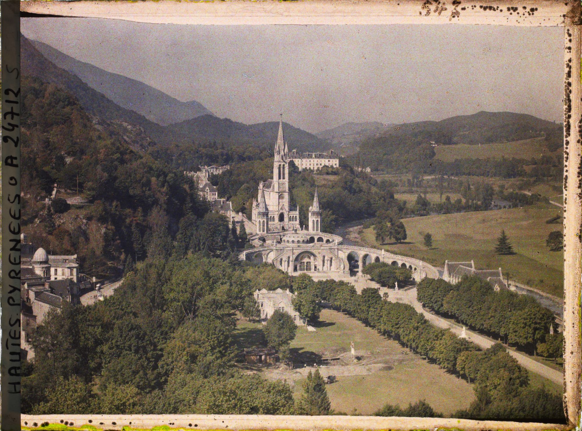 Image représentant France, Lourdes, Panorama sur la Basilique