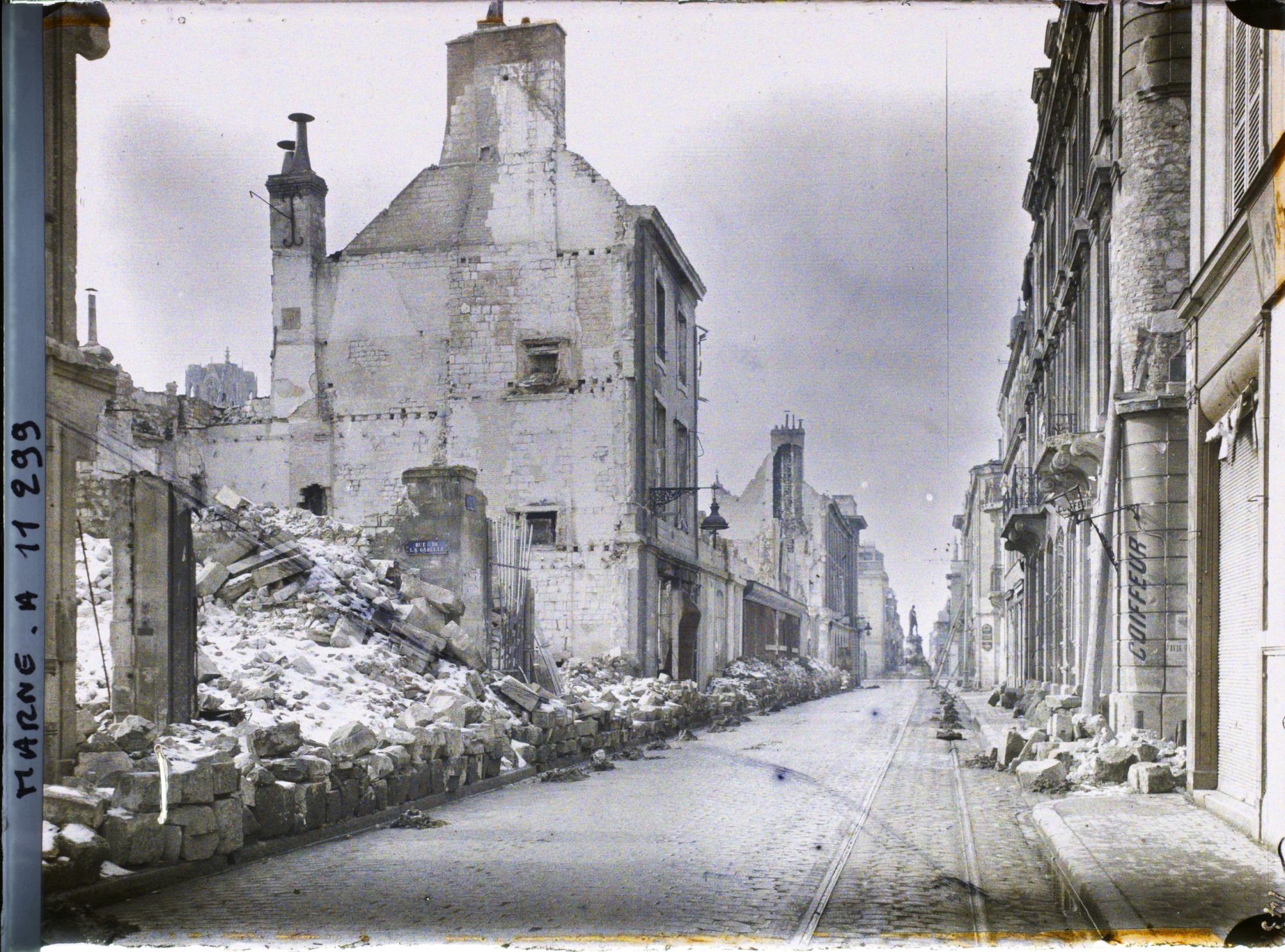 Image représentant La rue Cérès, au fond la place Royale avec la statue de Louis XV