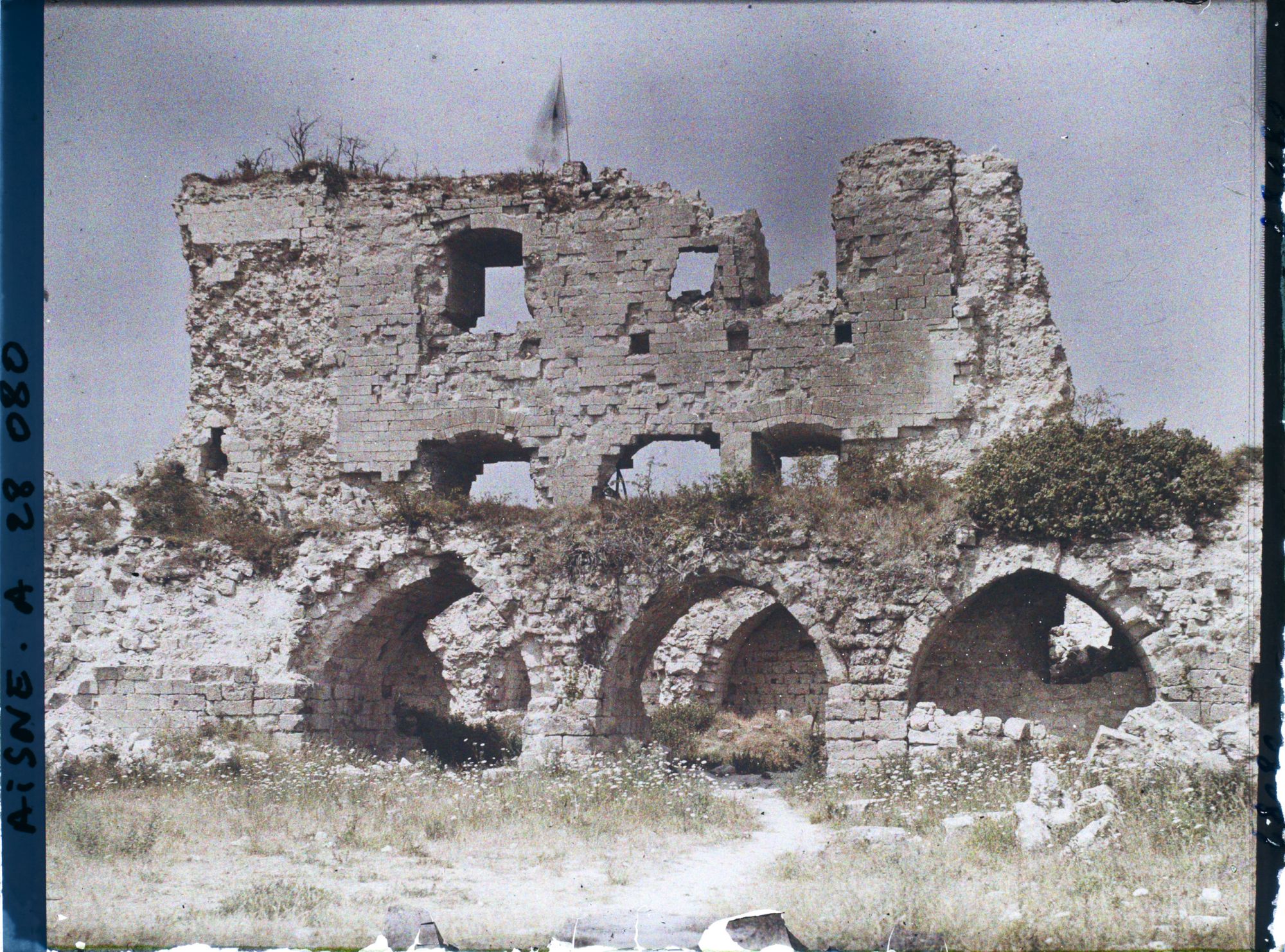 Image représentant France, Coucy-le-Château, Mur de la Cour d'Honneur