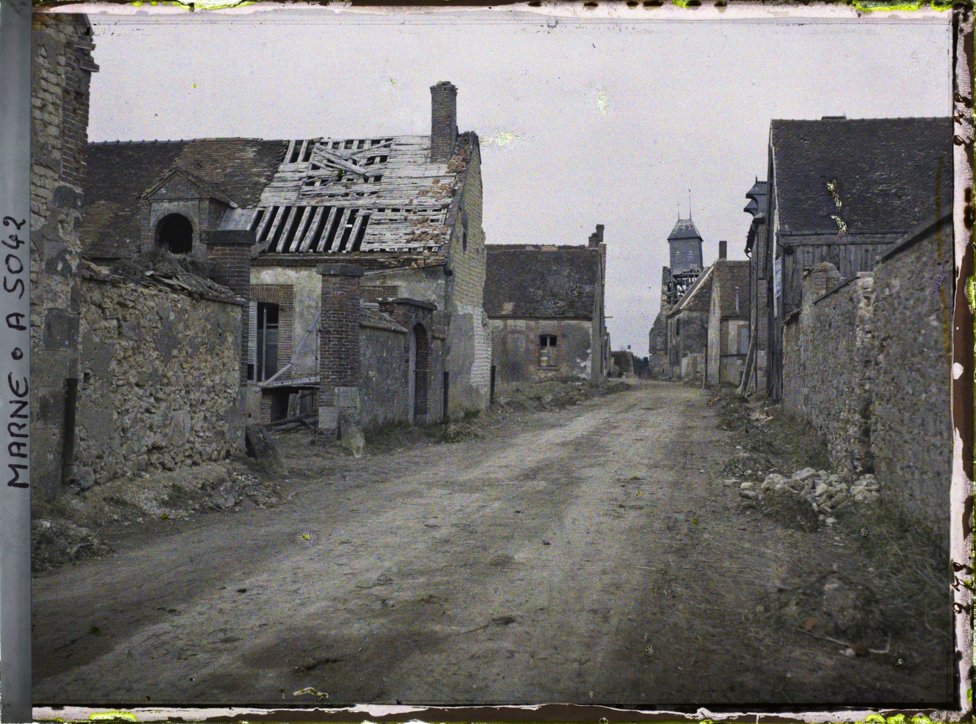 Image représentant Le rue de l'église, au fond le clocher partiellement détruit