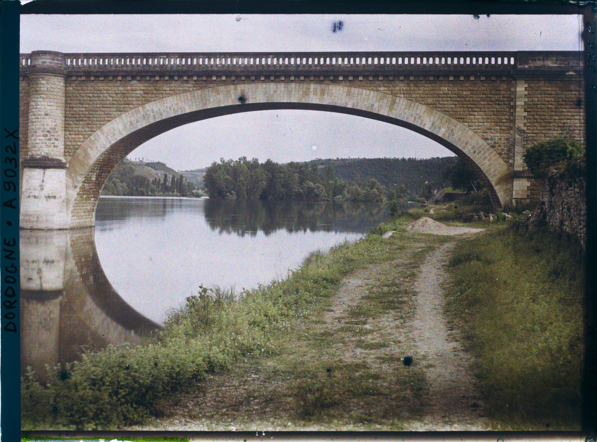 Image représentant Périgord, Mauzac, 1 seul arche du pont et la Dordogne verdoyante