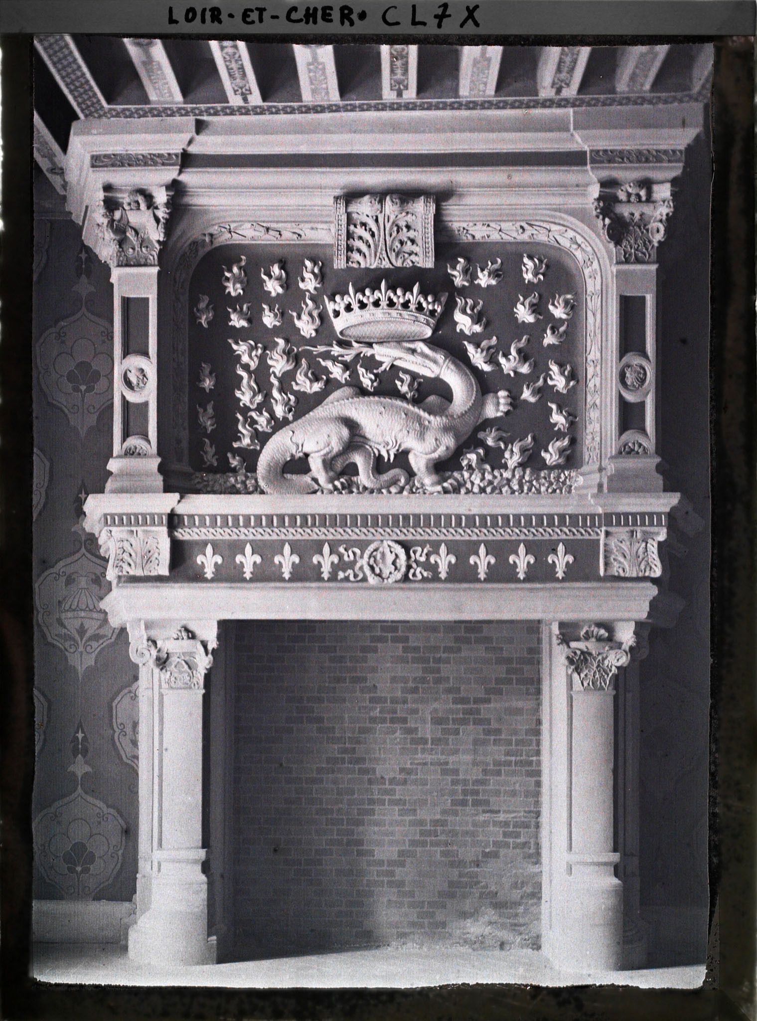 Image représentant La cheminée de la Salamandre, salle du conseil du château