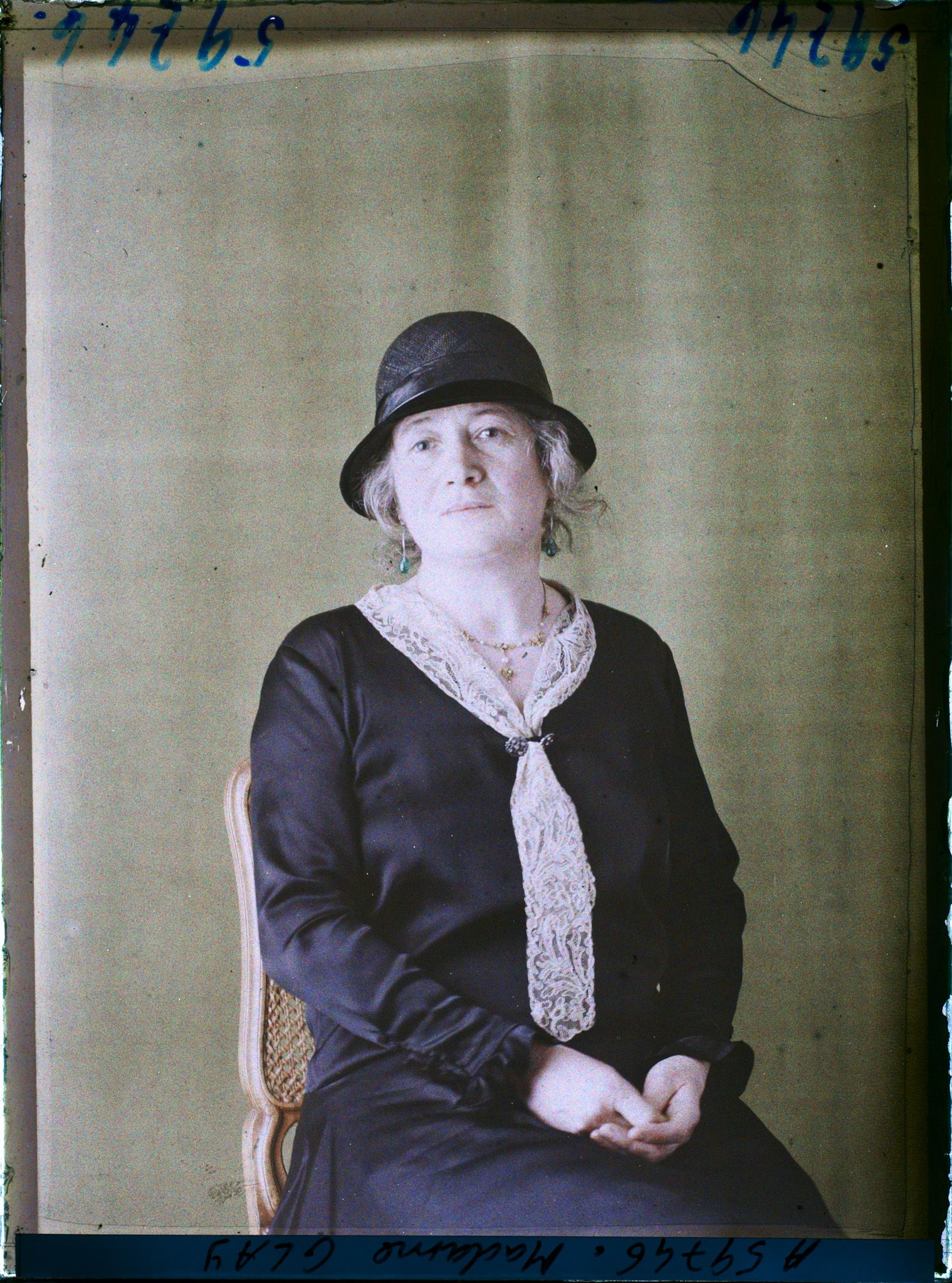 Image représentant https://musee-albert-kahn.s-museum.fr/home/NWQ2OTAwYzNmYjZlZTk1ZWQwODJmMjY4L2dlbmVyaWMtbm90aWNlLXRhYi9hdXRob3JpdHkvNjE3YTc5ZjVjZjhiODk2OGIzMzM3ZDIx/5d6900c3fb6ee95ed082f268/generic-notice-tab/authority/617a79ebcf8b8968b3336db7 Madame Glay