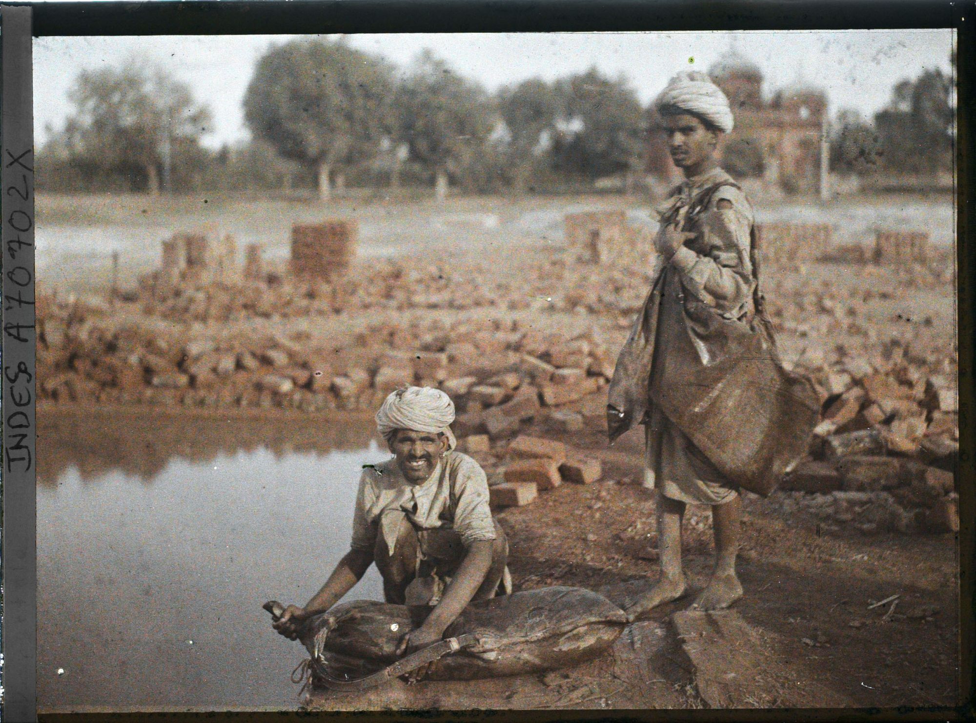 Image représentant Porteurs d'eau près des travaux de la construction de la mosquée