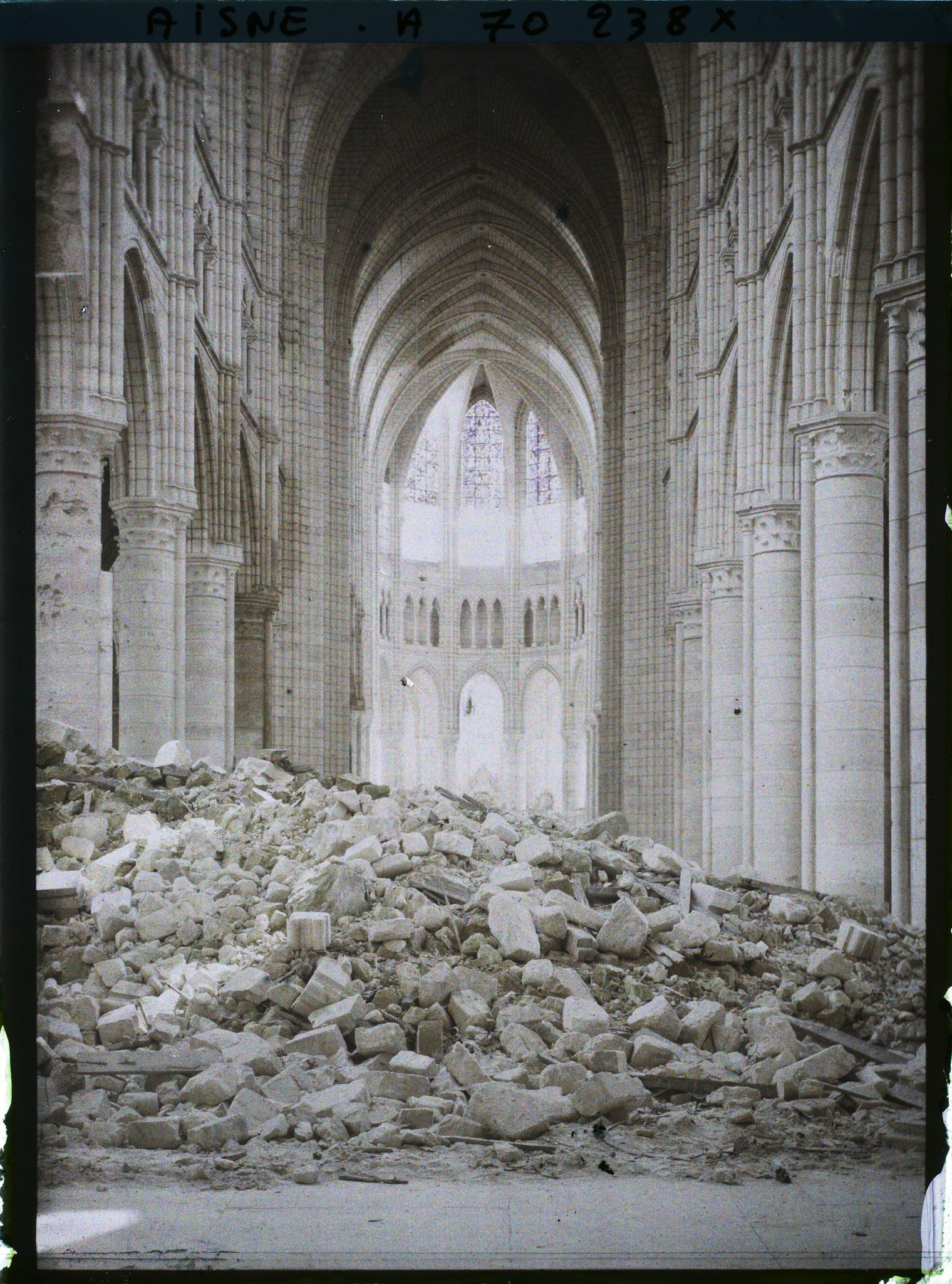 Image représentant La nef de la cathédrale, débris de la voûte