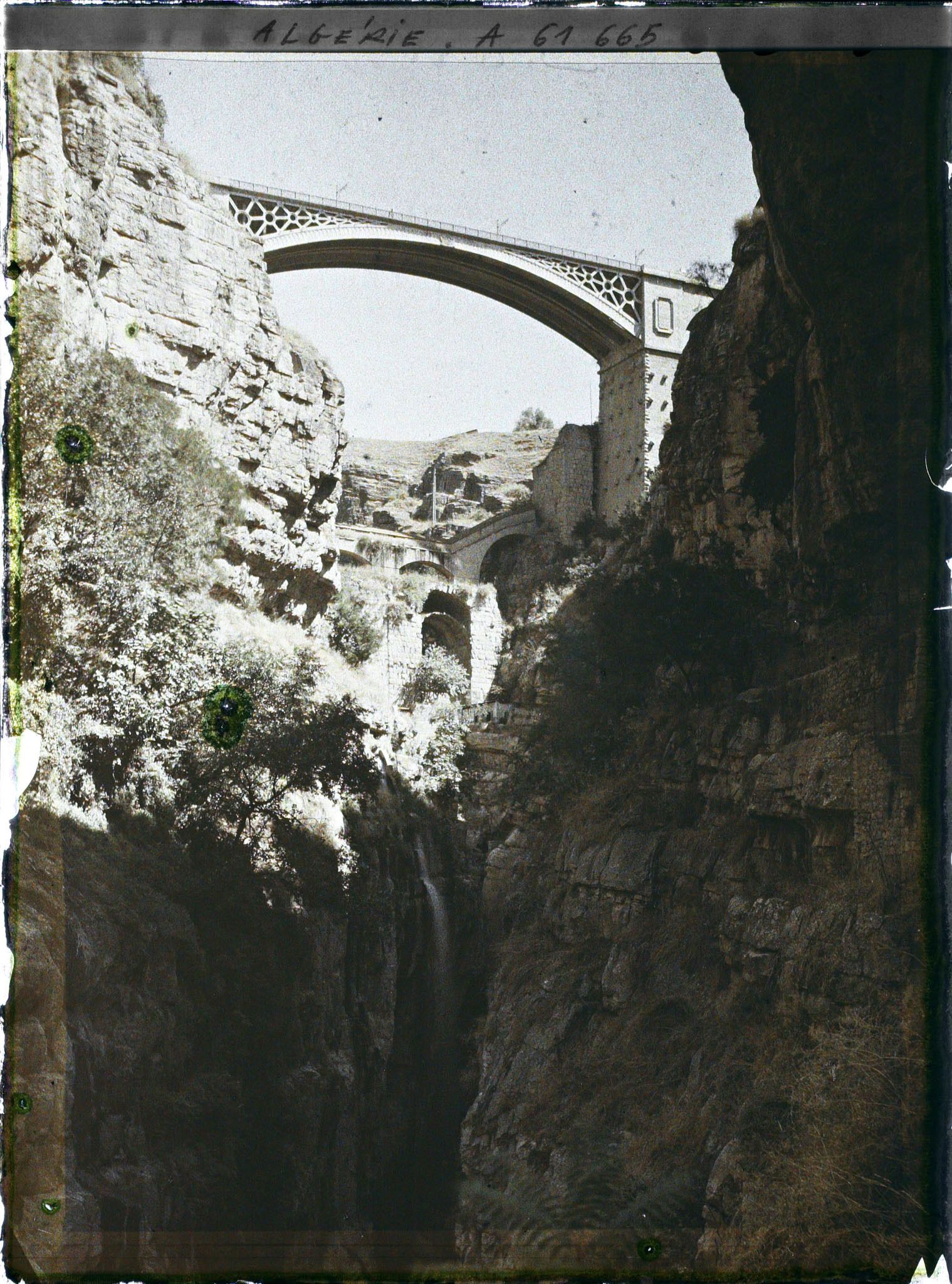 Image représentant Algérie, Constantine, Au fond des gorges, Vue vers le pont d'El Kantara