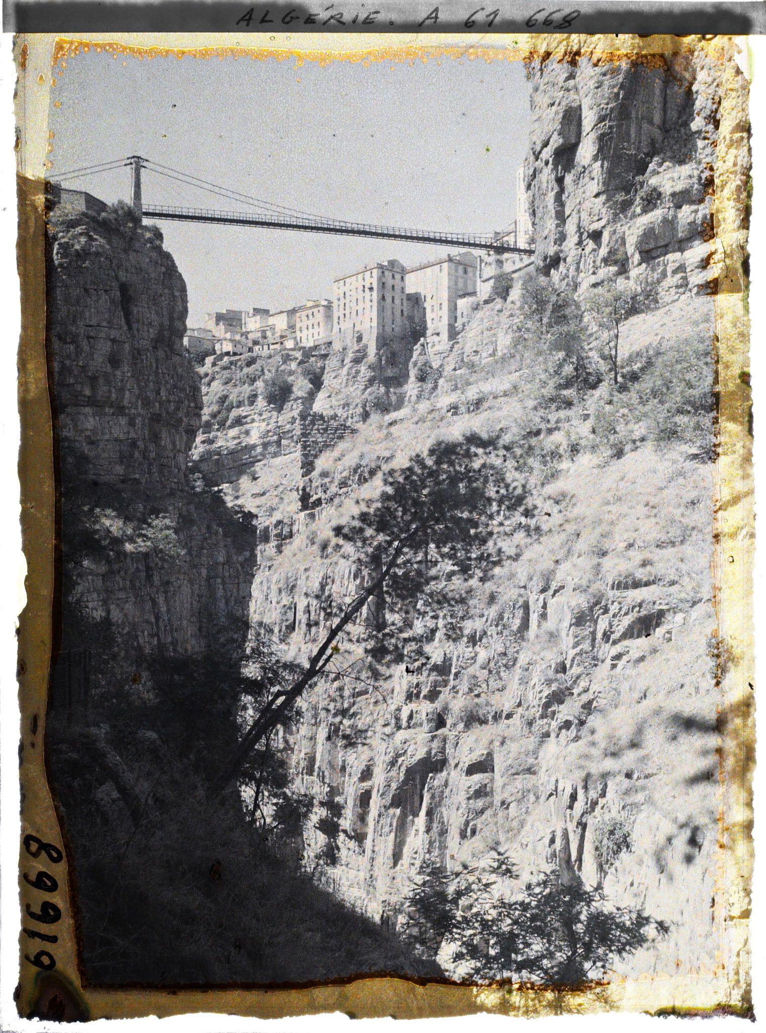 Image représentant Algérie, Constantine, Au fond des gorges, Vue vers la passerelle