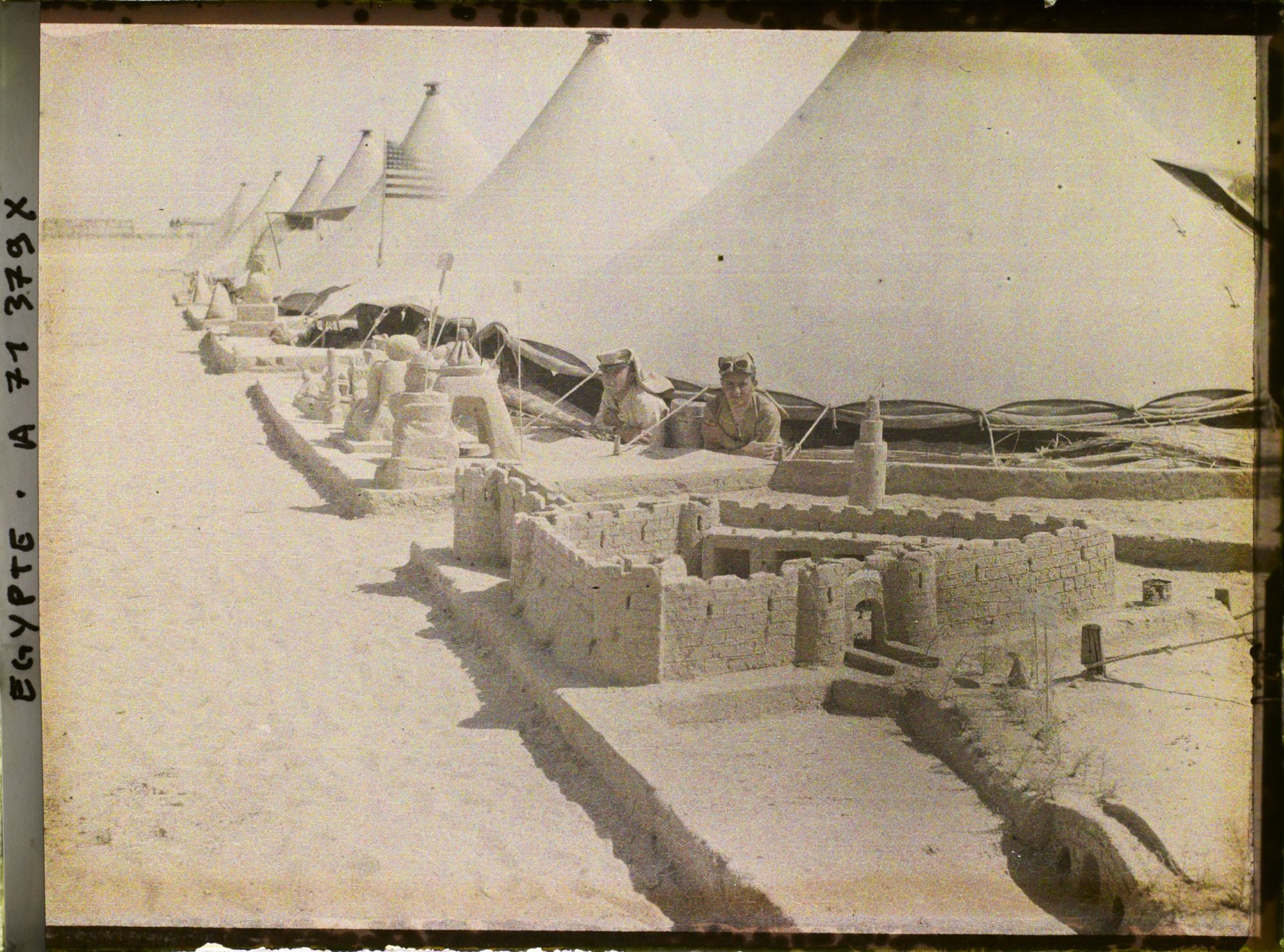 Image représentant Tentes de soldats dans le camp de Ferry Post ?