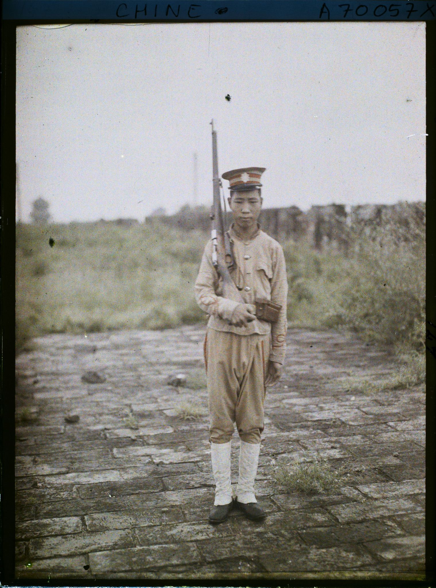 Image représentant Jeune soldat de l'infanterie sur le chemin de ronde d'une muraille