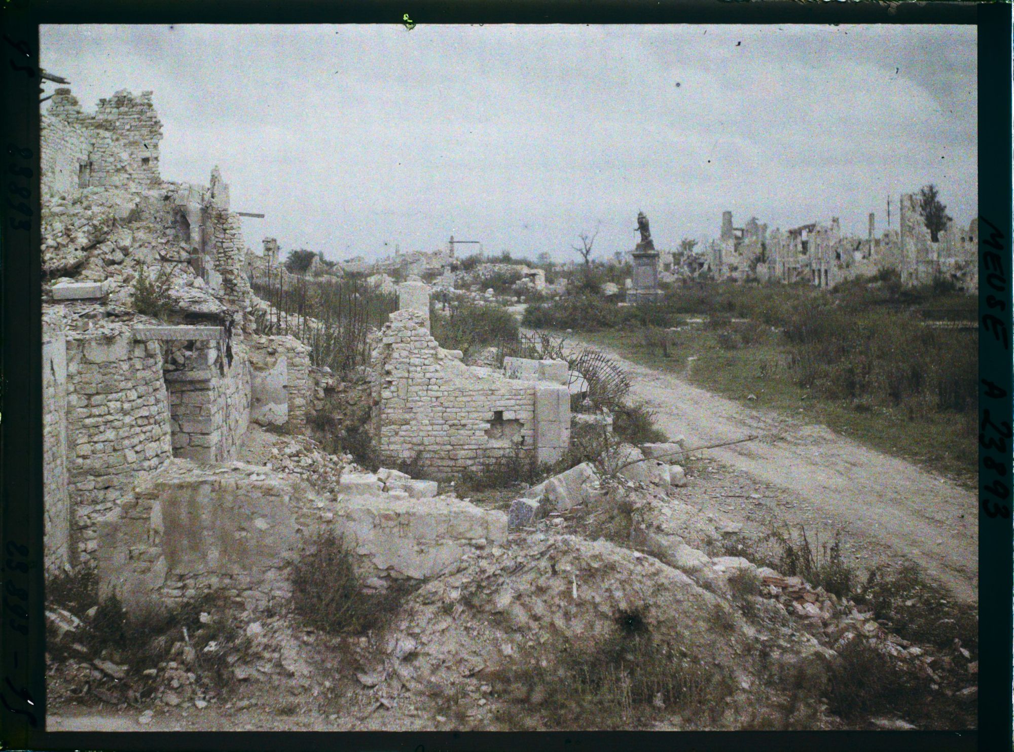 Image représentant France, Fresnes en Woèvre, Un coin de la Place Margueritte