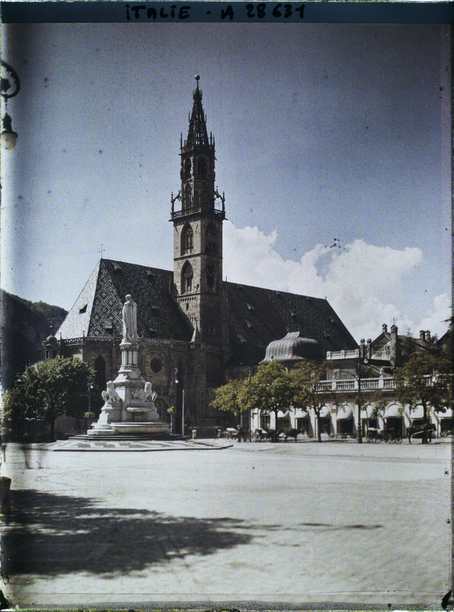 Image représentant La Waltherplatz (Piazza Walther) et le duomo à Bolzano (Bozen)