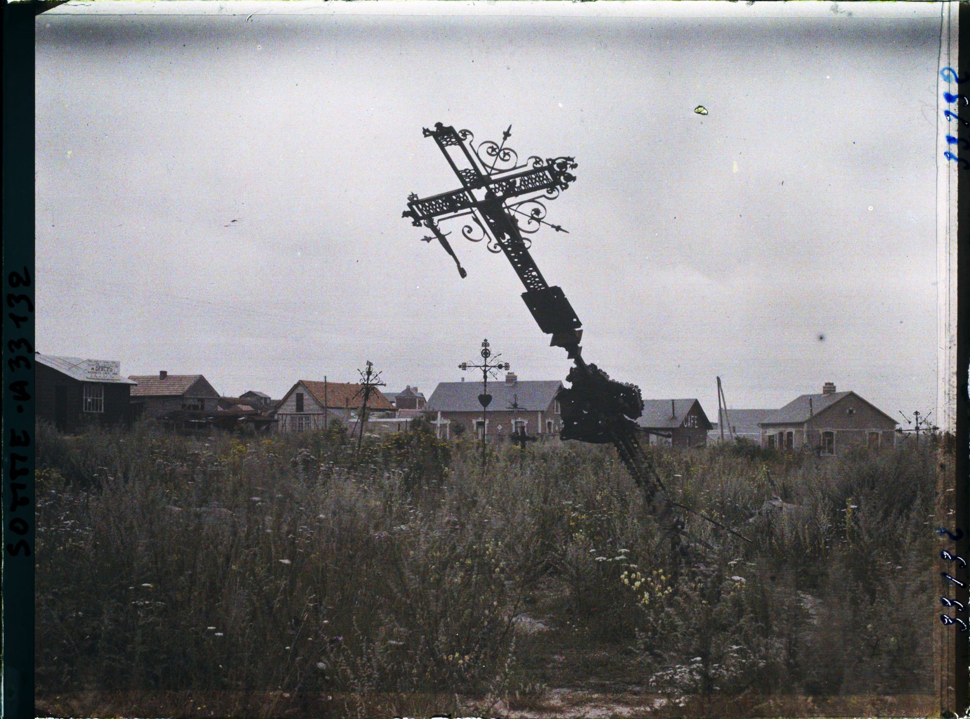 Image représentant Combles, La Grande Croix du Cimetière du Village et maisons reconstruites