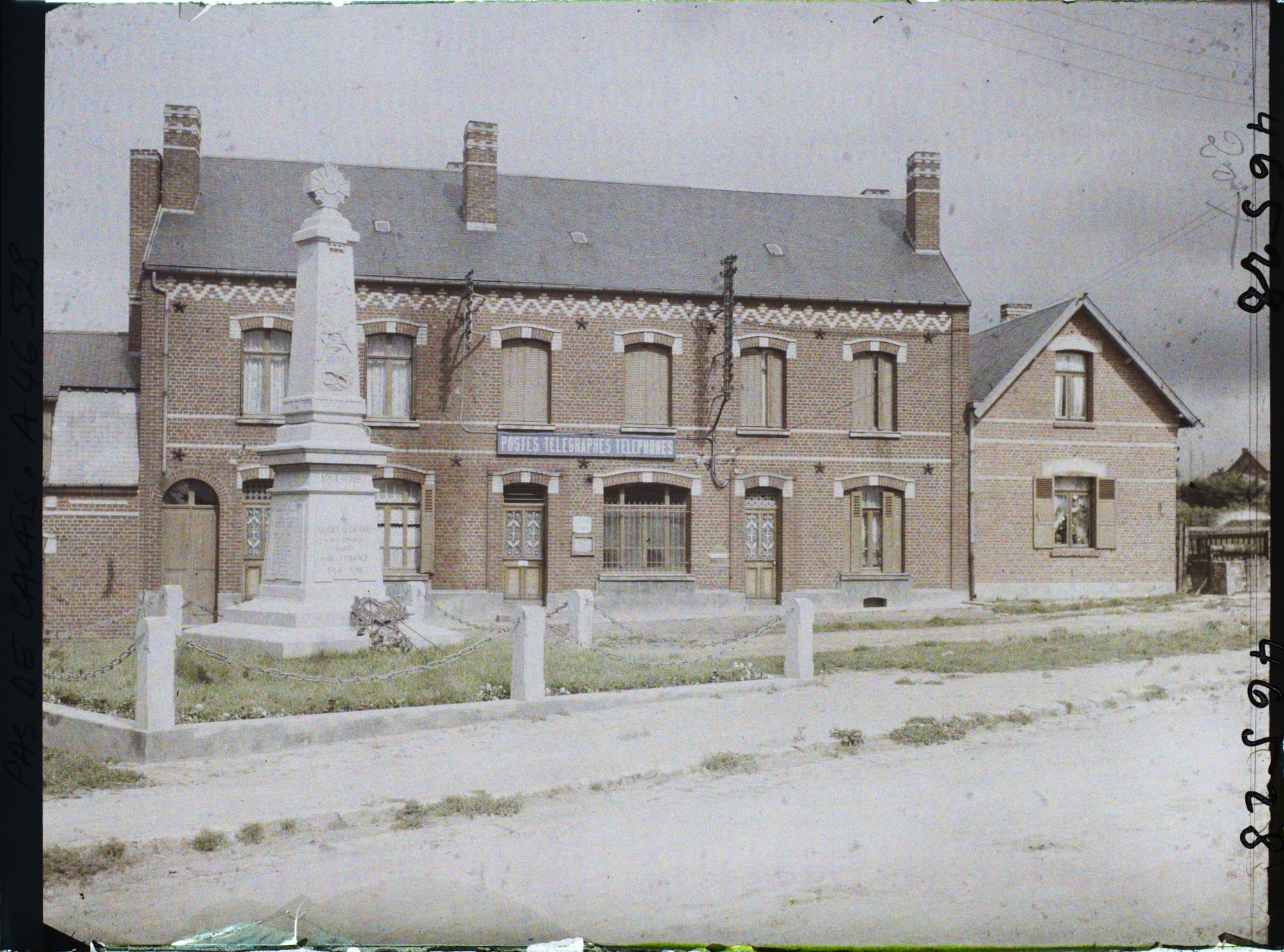 Image représentant France, Achiet, La Poste et le Monumt aux Morts (refait)