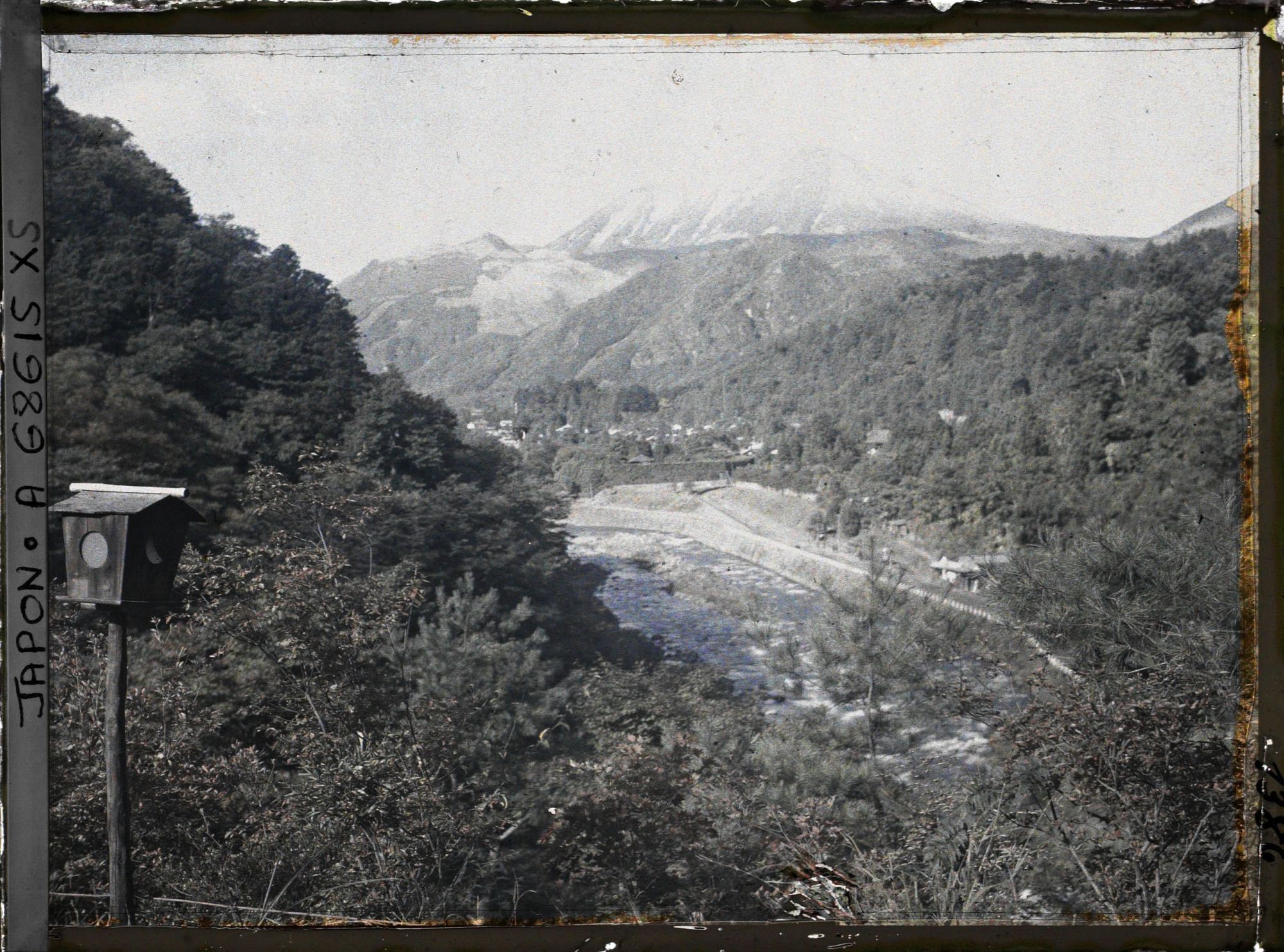 Image représentant Vallée de la Daiyagawa (rivière Daiya) et le Nantaisan (Mont Nantai), vus depuis les jardins de l'hôtel Kanaya