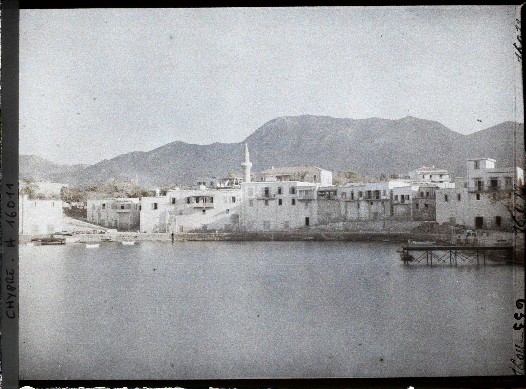 Image représentant La ville en bord de mer et sa mosquée