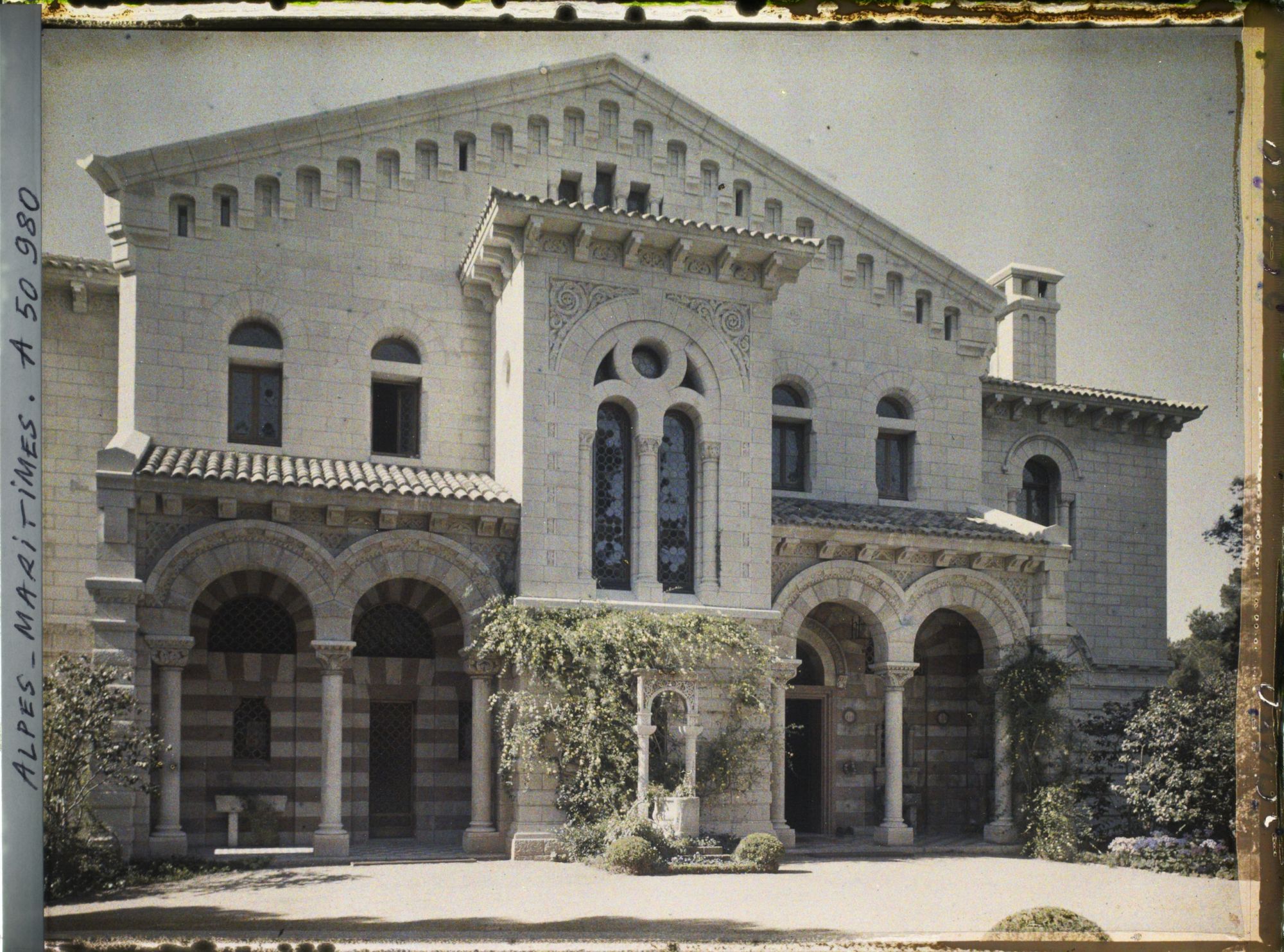 Image représentant La façade nord de la villa Cypris, côté rue, vue de face