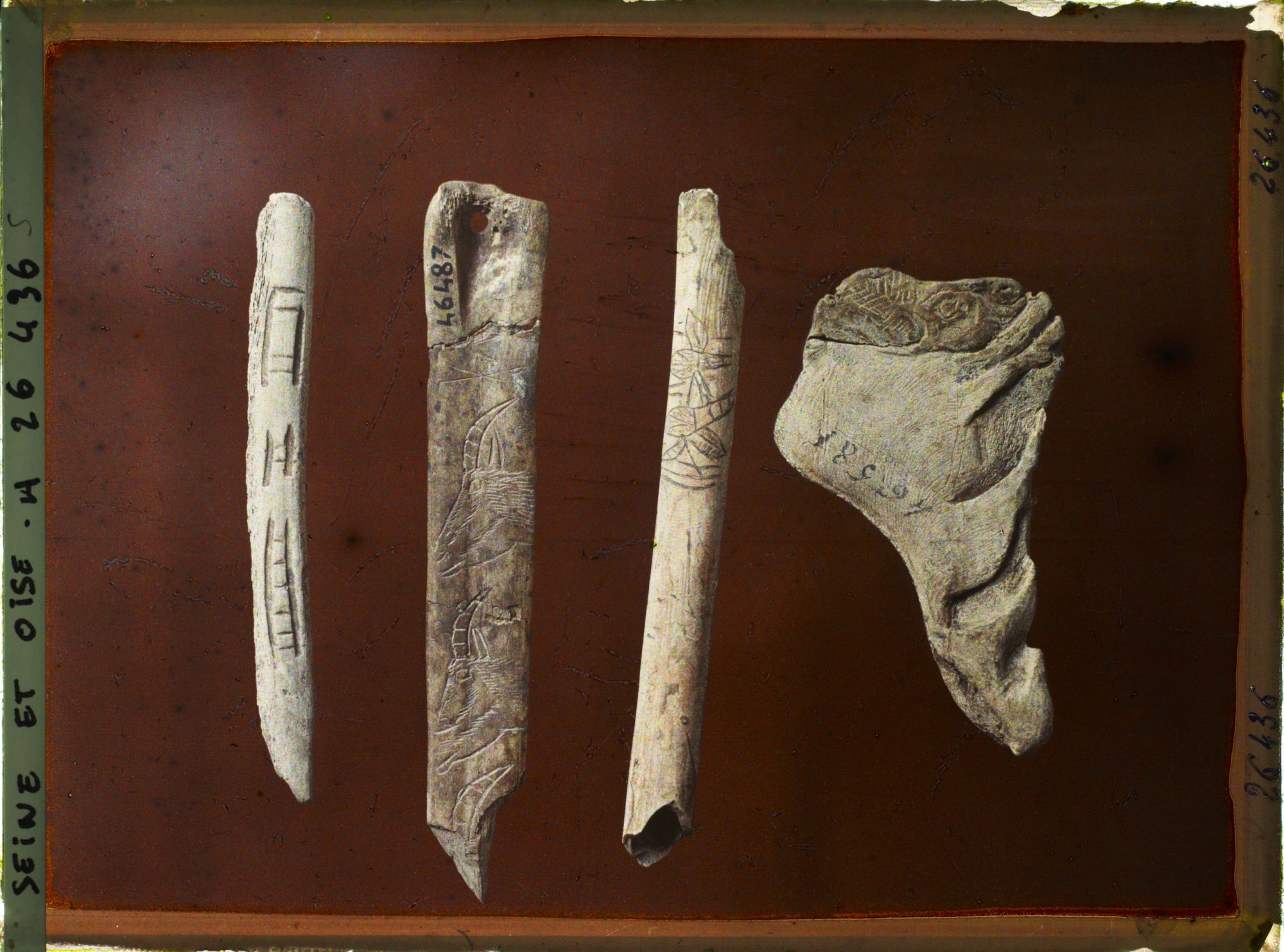 Image représentant France, St Germain-en-Laye, Musée : Fragment de propulseur (Bison) Mas d'Azil 46381 - Os d'oiseau avec gravure représentant des fleurs (M. d'Azil France, St Germain-en-Laye, Musée : 47354 Pendeloque avec trou le Suspension grave de Mas d'Azil, 3 têtes de Bouquetins 46487, fragm de pointe avec marques de propriété (Mas d'Azil 47421.