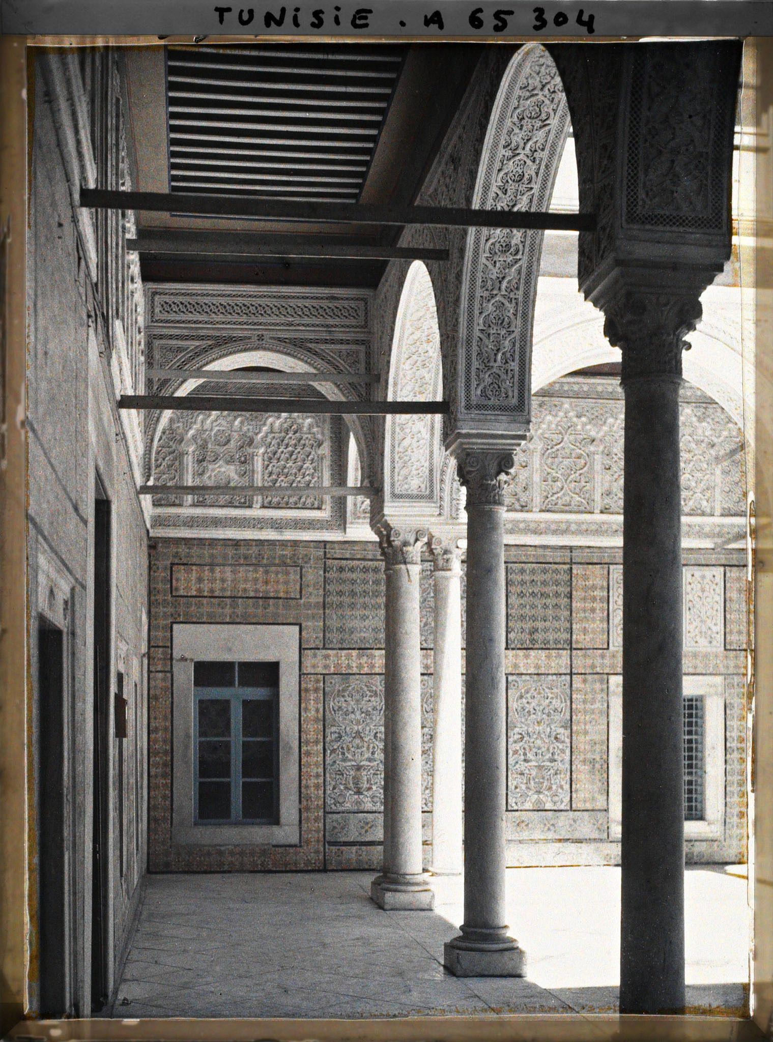 Image représentant Une galerie du patio de Dar-el-Hussein appelé aussi hôtel de la Division