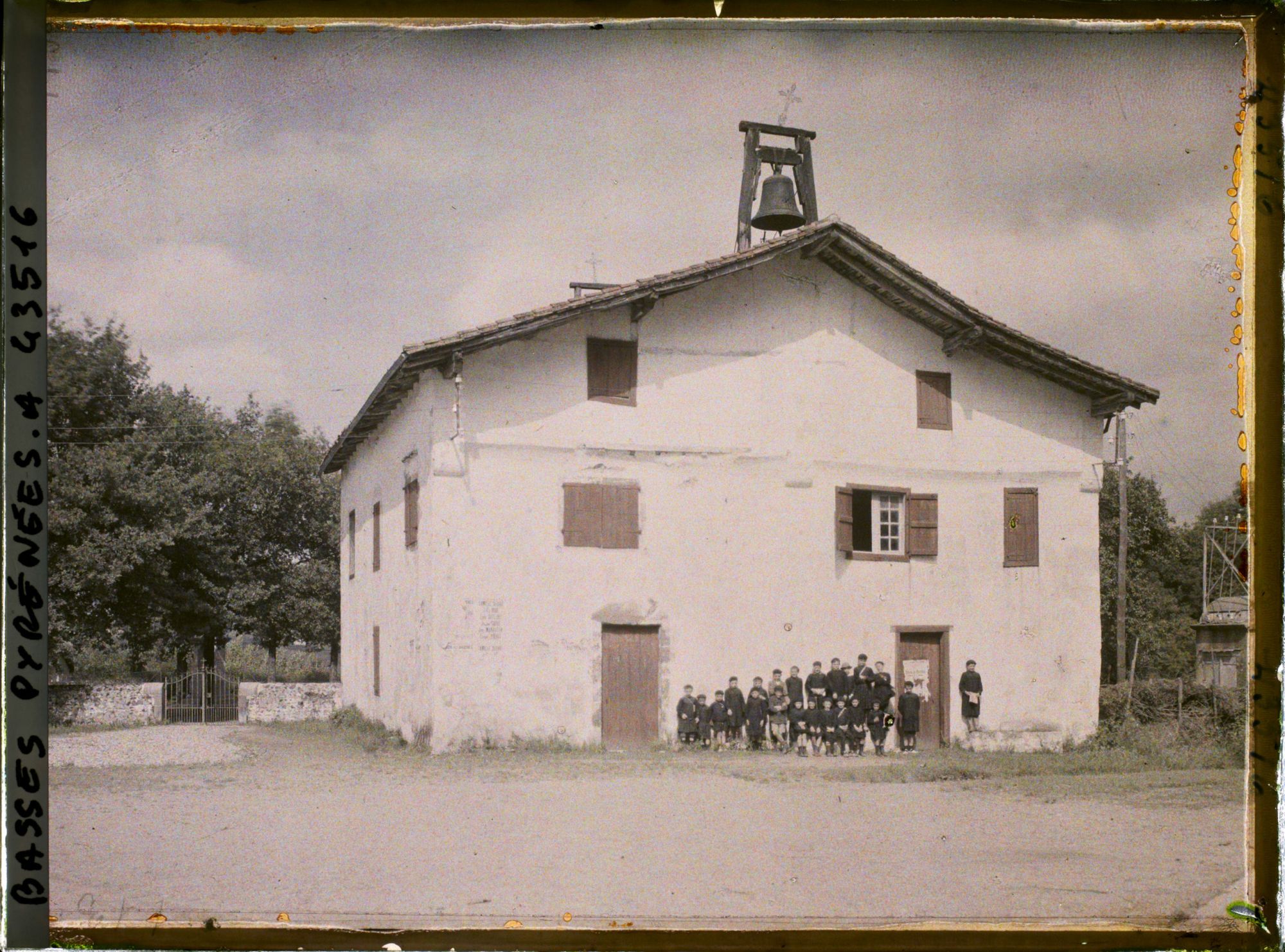 Image représentant France, Larressorre, Bourg de Larressorre, ancienne Eglise et sortie de l'Ecole