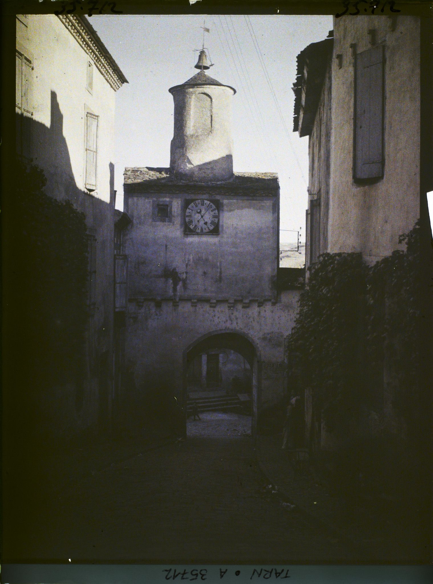 Image représentant La porte de l'Horloge depuis la Grand rue de la Barbacane