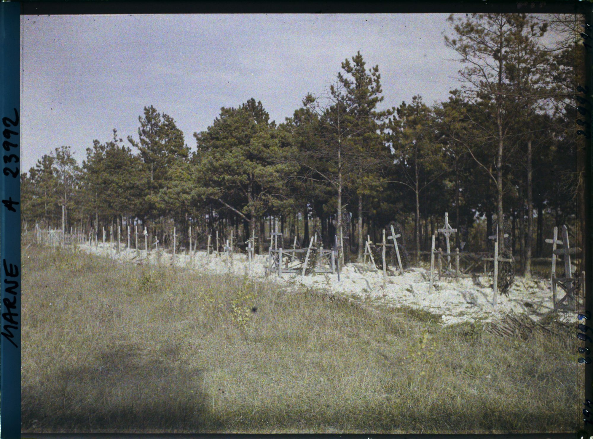 Image représentant France, Hurlus, Cimetière du 209e Infanterie, ensemble sur la route de Surppe à Perthes-lès-Hurlus
