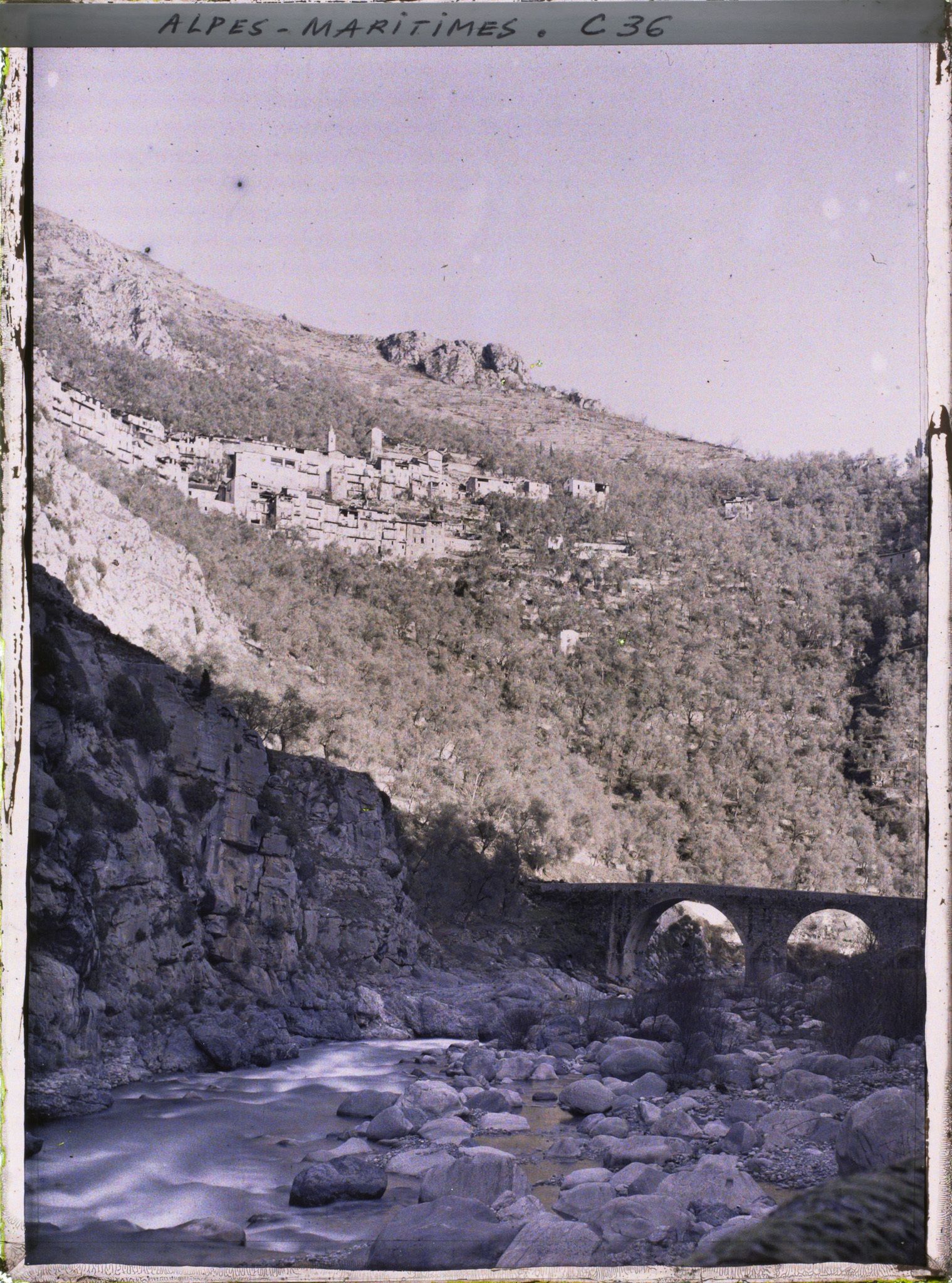 Image représentant Le village surplombant la vallée de la Roya