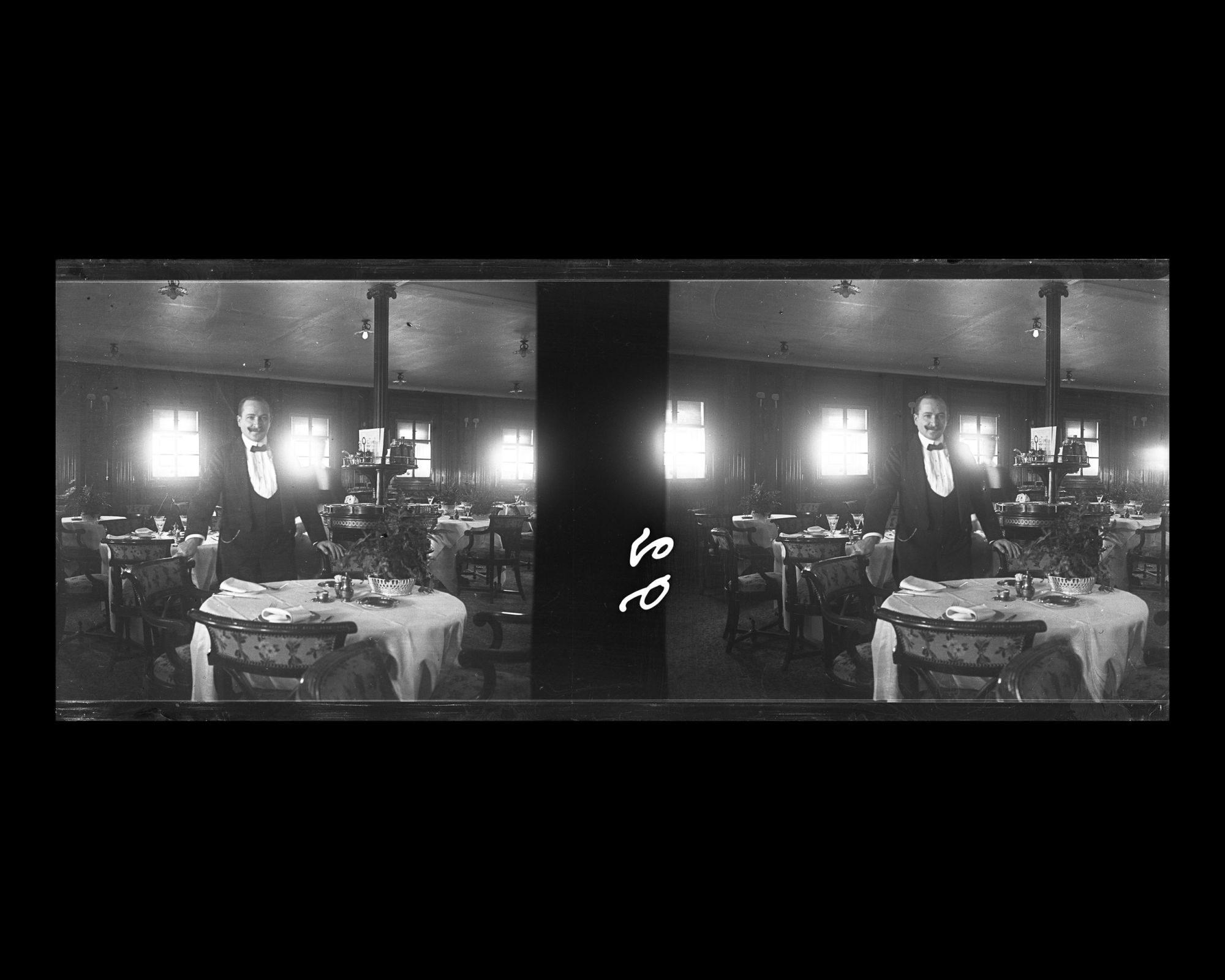 Image représentant Herr K. Nagel, Maître d'hôtel posant dans la salle du restaurant Ritz-Carlton des passagers des 1eres classes