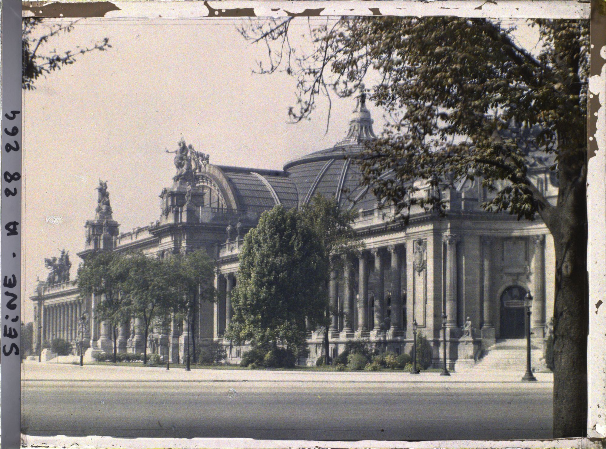 Image représentant Le Grand-Palais et l'ancienne avenue Nicolas II (actuelle avenue Winston Churchill)