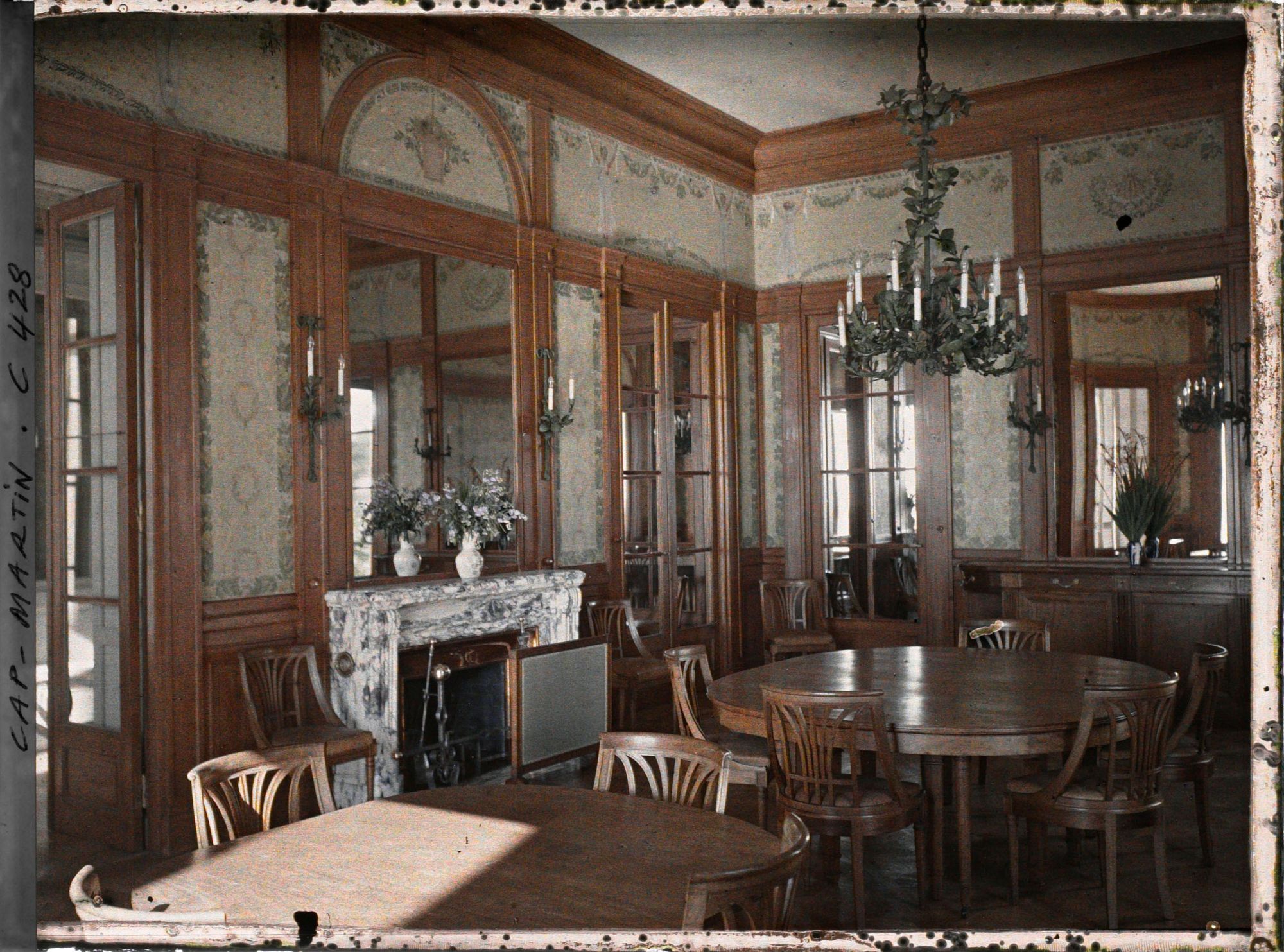 Image représentant Deux tables dans la salle à manger de la villa Kahn encore appelée villa Zamir