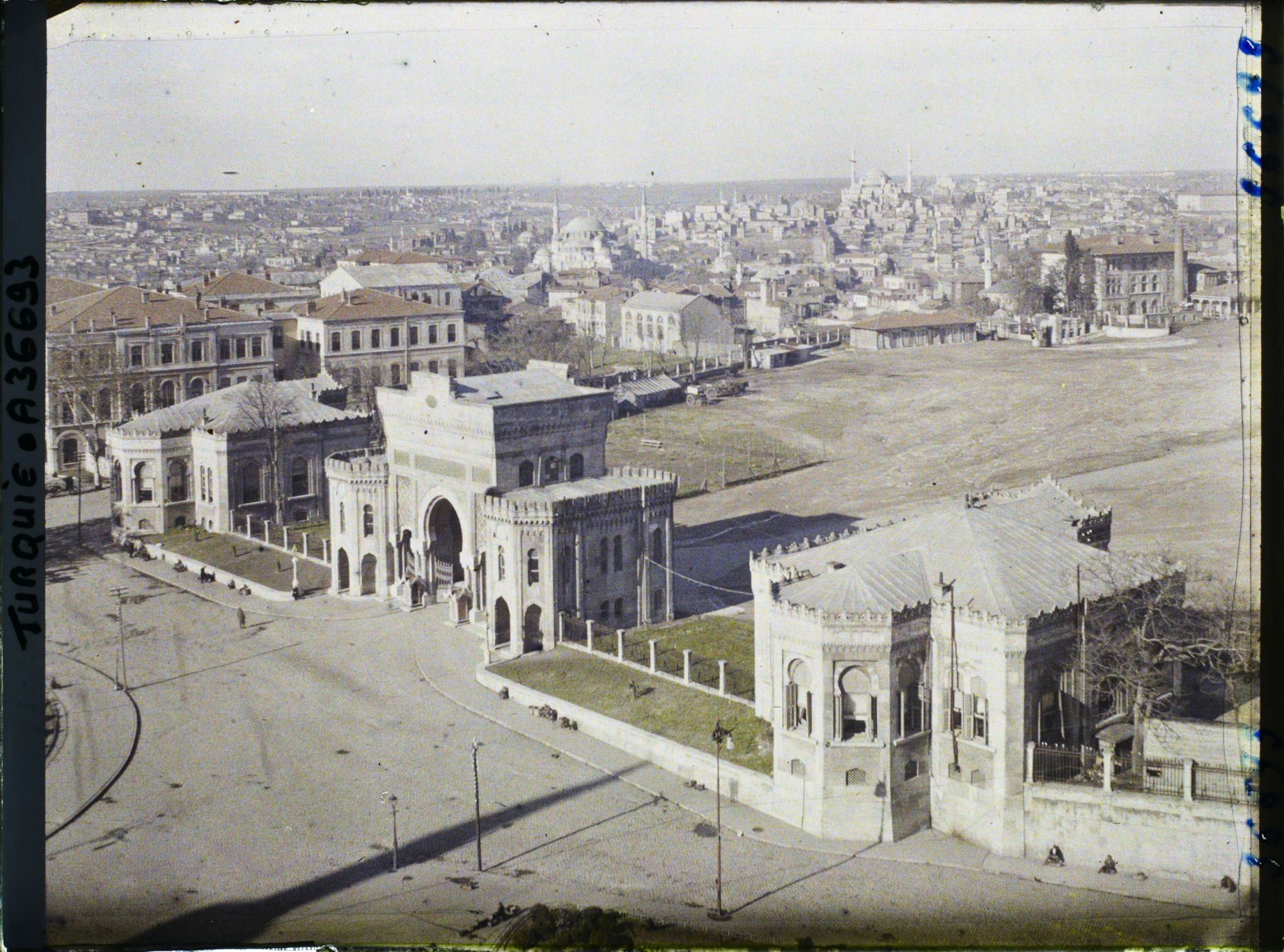 Image représentant Turquie, Constantinople, Panorama vers la Mosquée Mehmet et Chah-Zadé et le Ministère de la Guerre