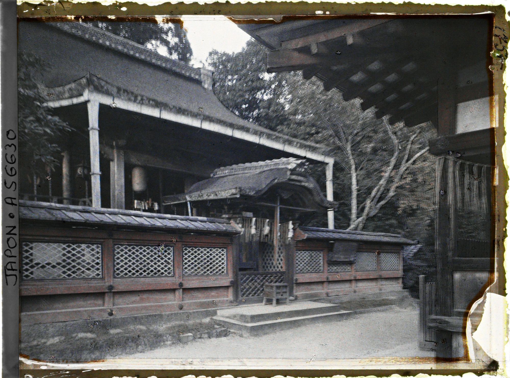 Image représentant Sanctuaire shinto Jishû-gongen (Jishû-jinja) situé dans l'enceinte du temple bouddhique Kiyomizu-dera