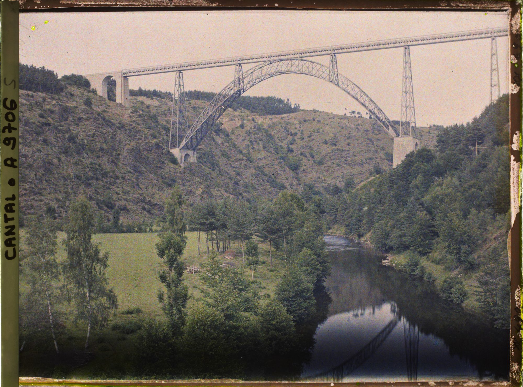 Image représentant Le viaduc de Garabit au dessus de la Truyère