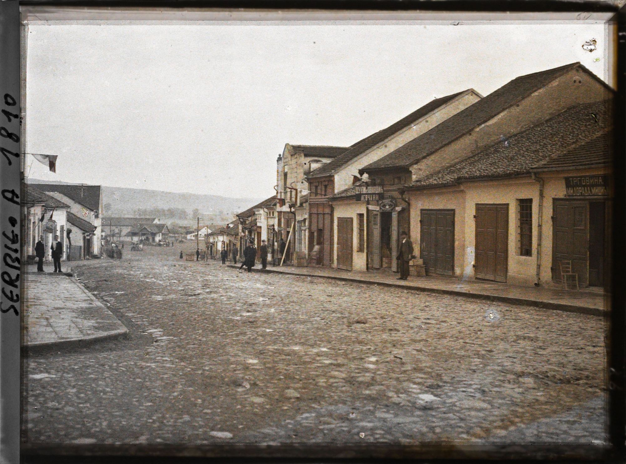 Image représentant Rue avec perspective sur les collines