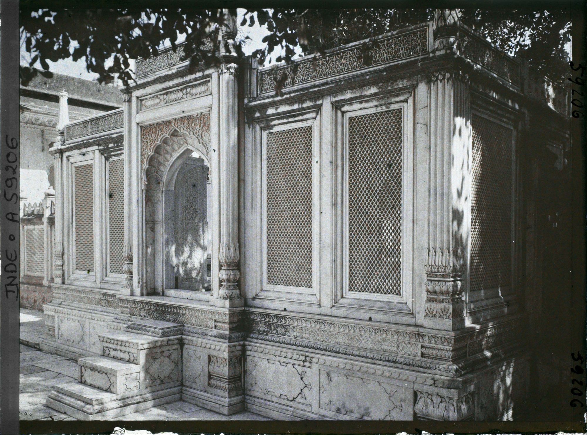 Image représentant Un des tombeaux dans l'enceinte du dargâh de Nizamuddin