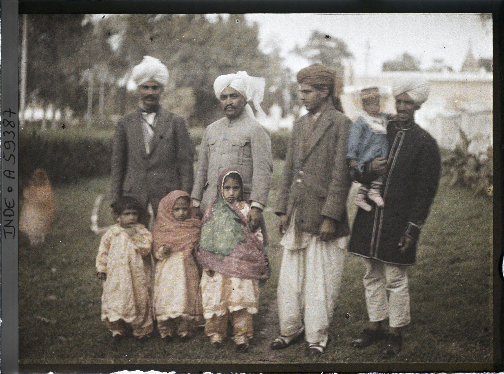 Image représentant Groupe d'hommes et d'enfants