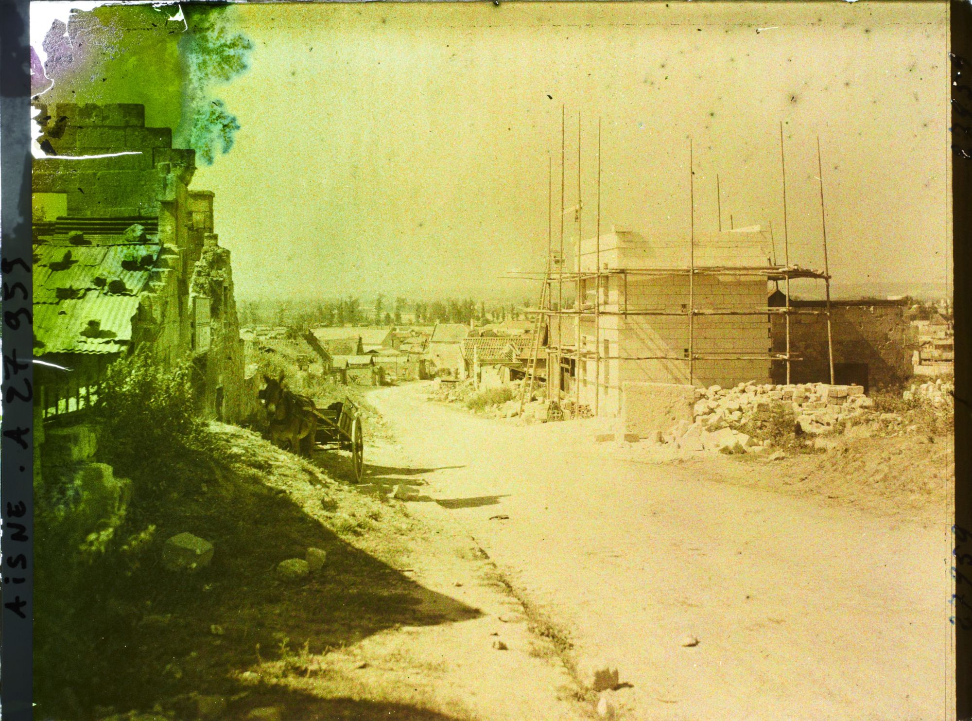 Image représentant France, Crouy, Un Aspect de Crouy avec maison en Construction