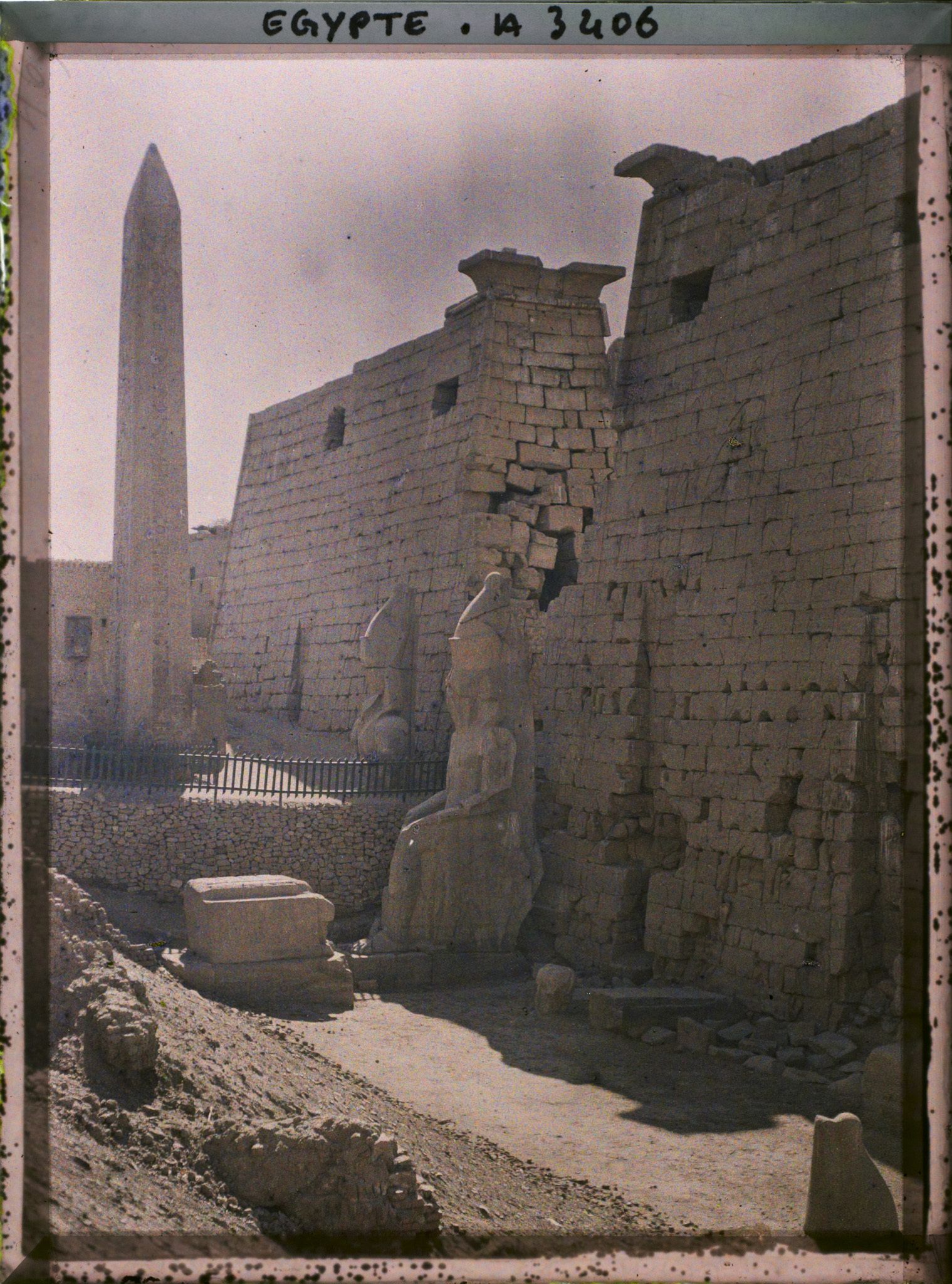 Image représentant Entrée sud-ouest du Temple d'Amon, vue de droite