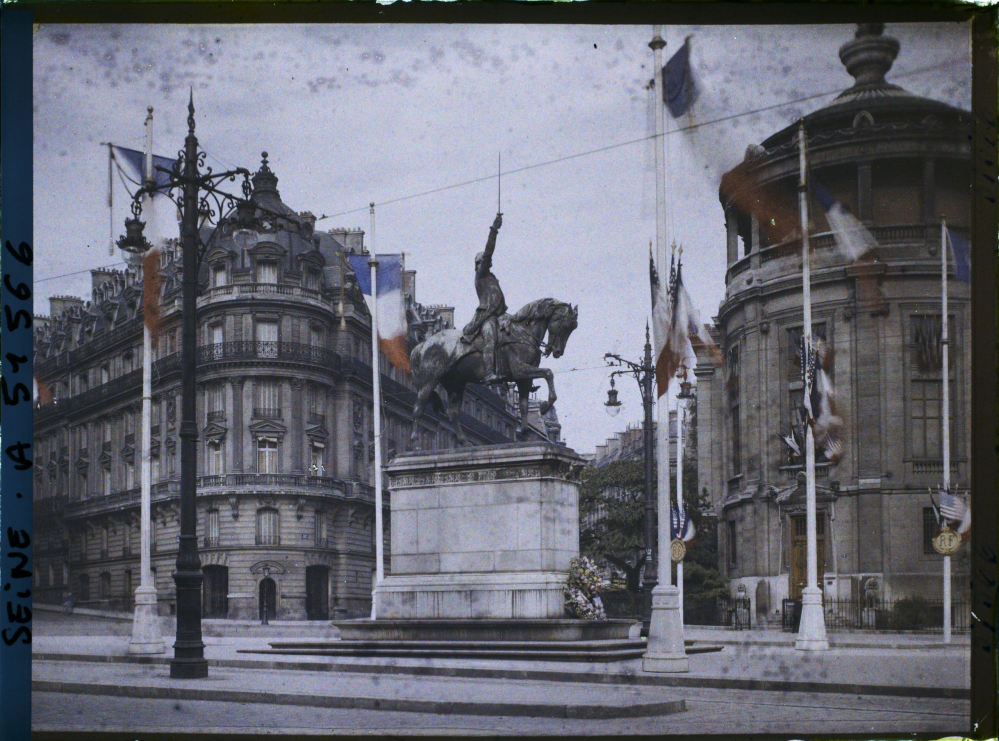 Image représentant Statue équestre de George Washington place d'Iéna décorée pour le 9ème congrès de la Légion Américaine (American Legion)