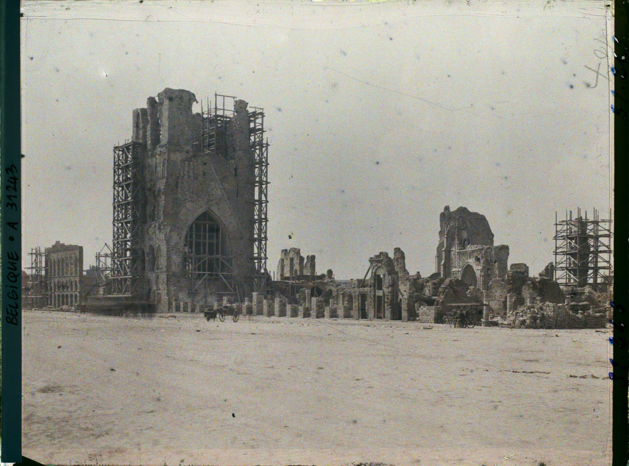 Image représentant Belgique, Ypres, Les Halles vues de la Grande Place
